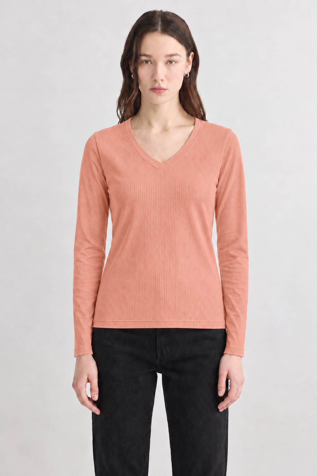 UNIQVIBE’ın organik pamuklu fitilli V yaka kaşkorse bluzu, doğal dokusu ve sade şıklığıyla günlük stile modern bir rahatlık katar. Kaşkorse yapısının esnekliği, vücuda uyum sağlayan fitilli formuyla birleşerek hem konforlu hem zarif bir görünüm sunar. Nefes alan organik kumaşı sayesinde gün boyu rahatlık sağlarken, minimal çizgisiyle jean, etek ve blazer kombinlerine kolayca uyum sağlar.