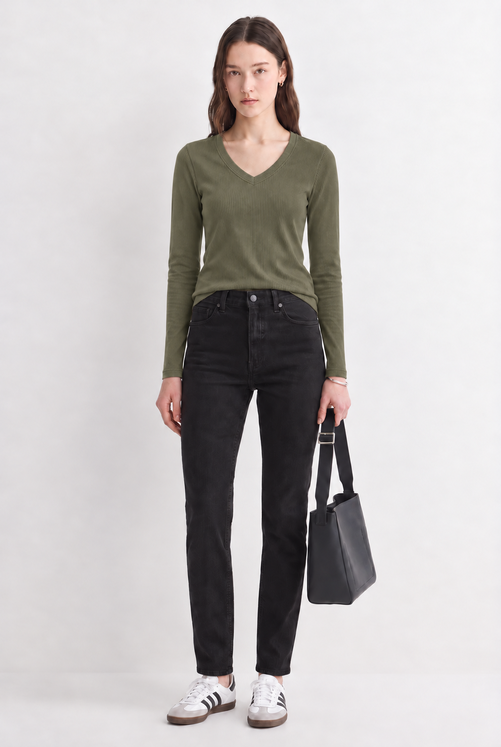 UNIQVIBE’ın organik pamuklu fitilli haki V yaka kaşkorse bluzu, doğal dokusu ve sade şıklığıyla günlük stile modern bir rahatlık katar. Kaşkorse yapısının esnekliği, vücuda uyum sağlayan fitilli formuyla birleşerek hem konforlu hem zarif bir görünüm sunar. Nefes alan organik kumaşı sayesinde gün boyu rahatlık sağlarken, minimal çizgisiyle jean, etek ve blazer kombinlerine kolayca uyum sağlar.
