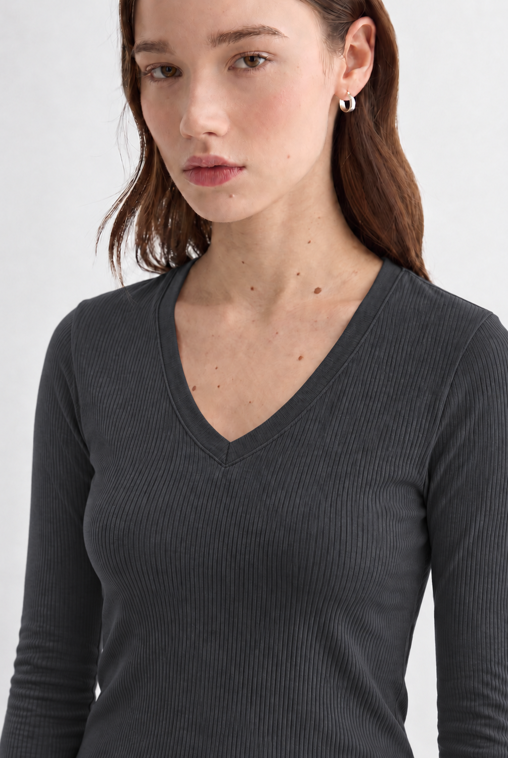 UNIQVIBE’ın organik pamuklu fitilli antrasit V yaka kaşkorse bluzu, doğal dokusu ve sade şıklığıyla günlük stile modern bir rahatlık katar. Kaşkorse yapısının esnekliği, vücuda uyum sağlayan fitilli formuyla birleşerek hem konforlu hem zarif bir görünüm sunar. Nefes alan organik kumaşı sayesinde gün boyu rahatlık sağlarken, minimal çizgisiyle jean, etek ve blazer kombinlerine kolayca uyum sağlar.