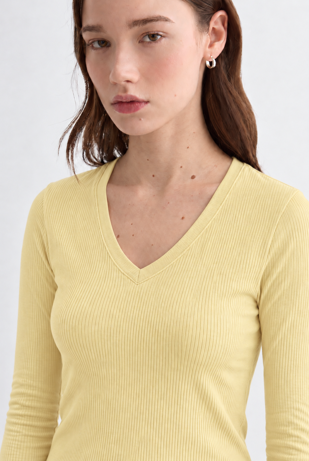UNIQVIBE’ın organik pamuklu fitilli V yaka kaşkorse bluzu, doğal dokusu ve sade şıklığıyla günlük stile modern bir rahatlık katar. Kaşkorse yapısının esnekliği, vücuda uyum sağlayan fitilli formuyla birleşerek hem konforlu hem zarif bir görünüm sunar. Nefes alan organik kumaşı sayesinde gün boyu rahatlık sağlarken, minimal çizgisiyle jean, etek ve blazer kombinlerine kolayca uyum sağlar.