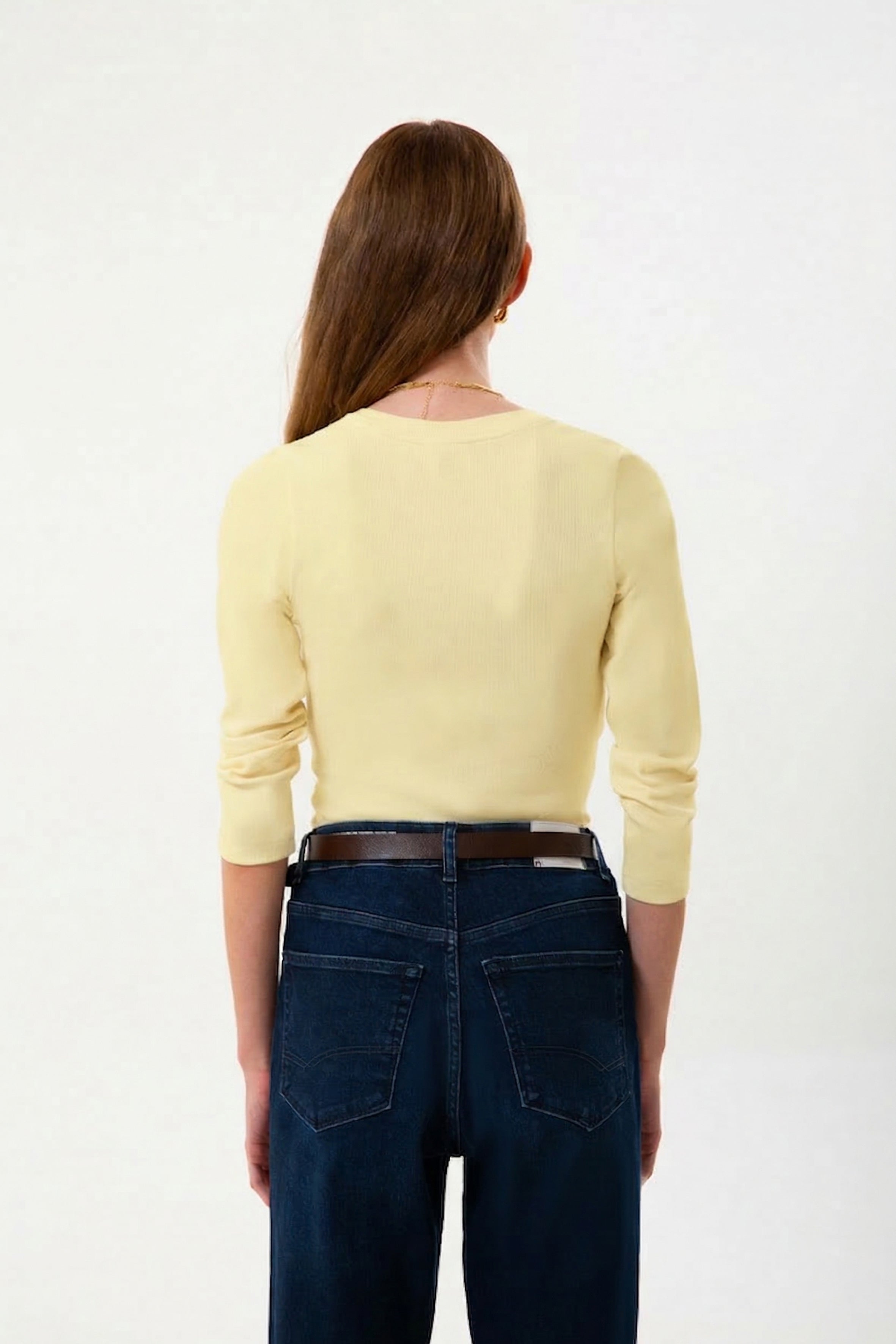 UNIQVIBE’ın organik pamuklu fitilli V yaka kaşkorse bluzu, doğal dokusu ve sade şıklığıyla günlük stile modern bir rahatlık katar. Kaşkorse yapısının esnekliği, vücuda uyum sağlayan fitilli formuyla birleşerek hem konforlu hem zarif bir görünüm sunar. Nefes alan organik kumaşı sayesinde gün boyu rahatlık sağlarken, minimal çizgisiyle jean, etek ve blazer kombinlerine kolayca uyum sağlar.