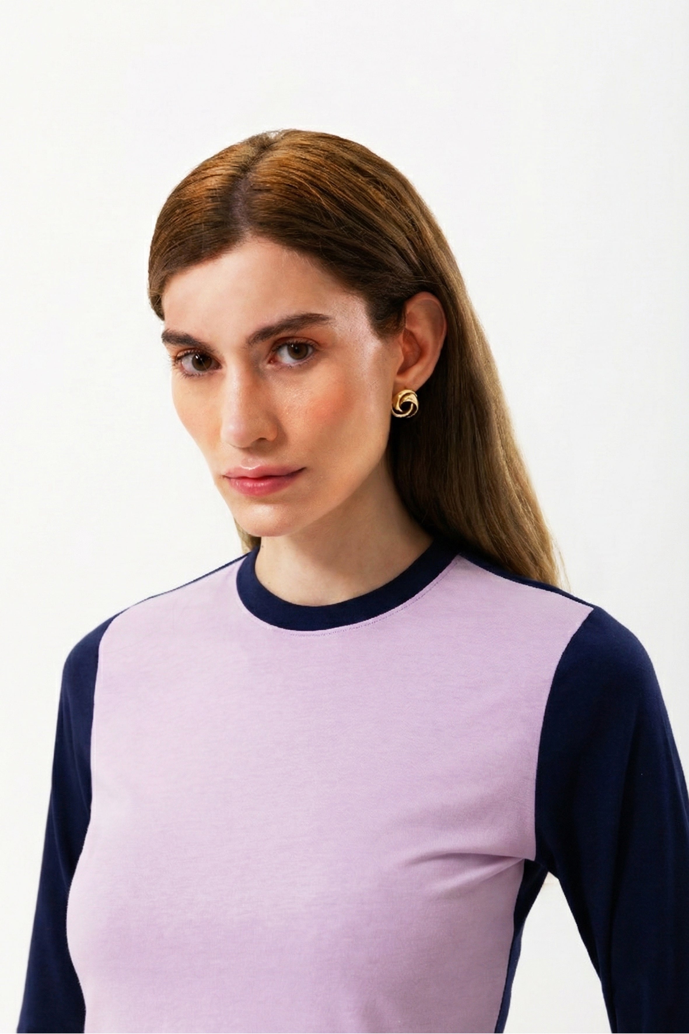 %100 organik pamuktan üretilmiş, rahat kalıplı, uzun kollu kadın tişört – cilt dostu ve nefes alabilen doğal kumaşlı kontrast bluz.