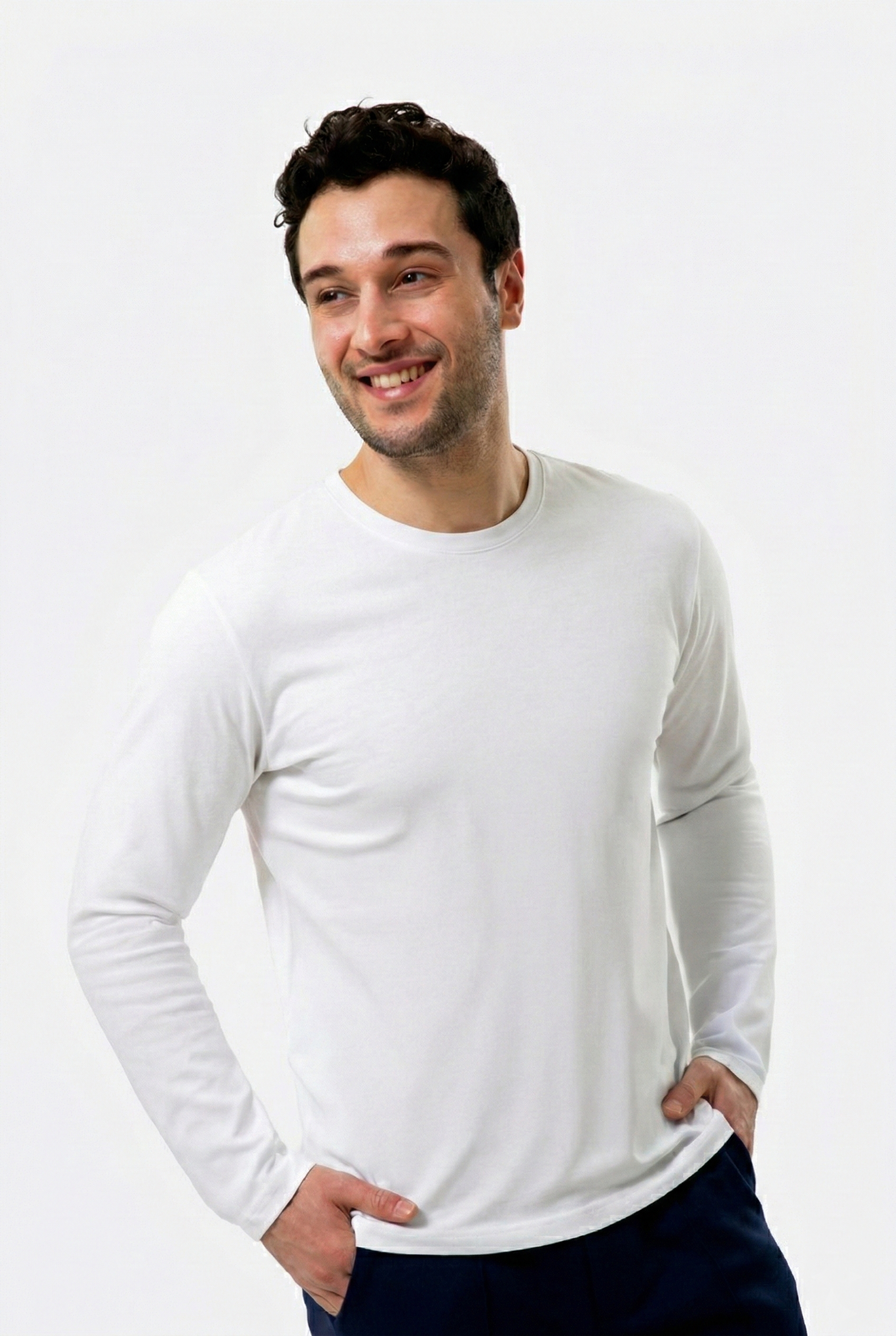 %100 organik pamuk beyaz erkek uzun kollu bisiklet yaka tişört. Nefes alabilen, cilt dostu, rahat kesim basic model ile günlük şıklık ve konfor bir arada.