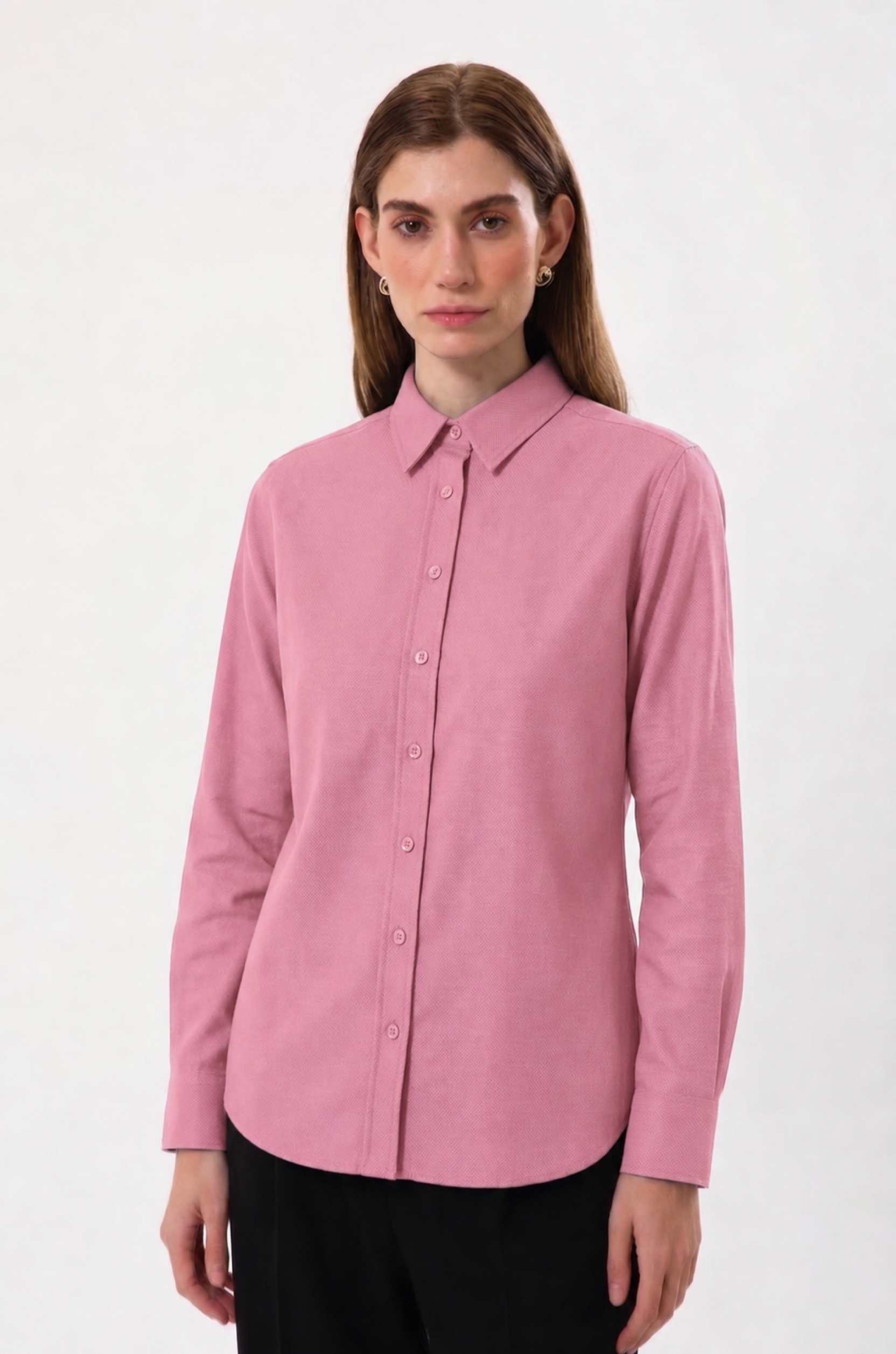 Pembe kadın Oxford gömlek model üzerinde önden görünüm
