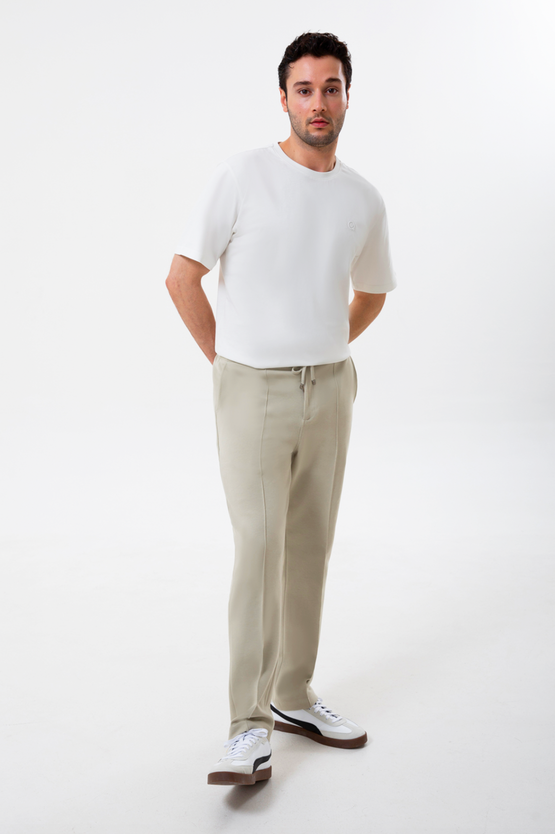 Rahatlık, stil ve sürdürülebilirlik bir arada!
Organik pamuklu yapısıyla üretilen bej erkek sweatpant eşofman, yumuşak dokusuyla gün boyu konfor sağlarken modern kesimiyle her kombine uyum sağlar. Hem evde hem dışarıda özgürce hareket etmen için tasarlandı.