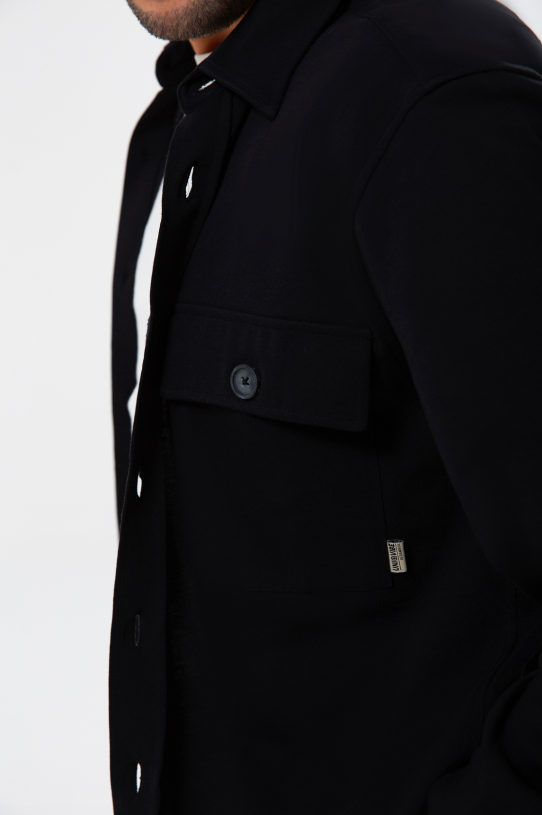 %100 organik pamuktan üretilen siyah regular fit gömlek, doğal dokusu ve sade çizgisiyle hem günlük stile hem ofis şıklığına uyum sağlar. Nefes alan kumaşı sayesinde gün boyu konforlu bir kullanım sunarken, zamansız siyah tonu modern ve kullanışlı bir görünüm yaratır. ‘Organik pamuk gömlek’ ve ‘siyah regular fit gömlek’ aramalarında öne çıkan bu tasarım, doğaya saygılı üretim yaklaşımıyla uzun ömürlü bir alternatif sunar.