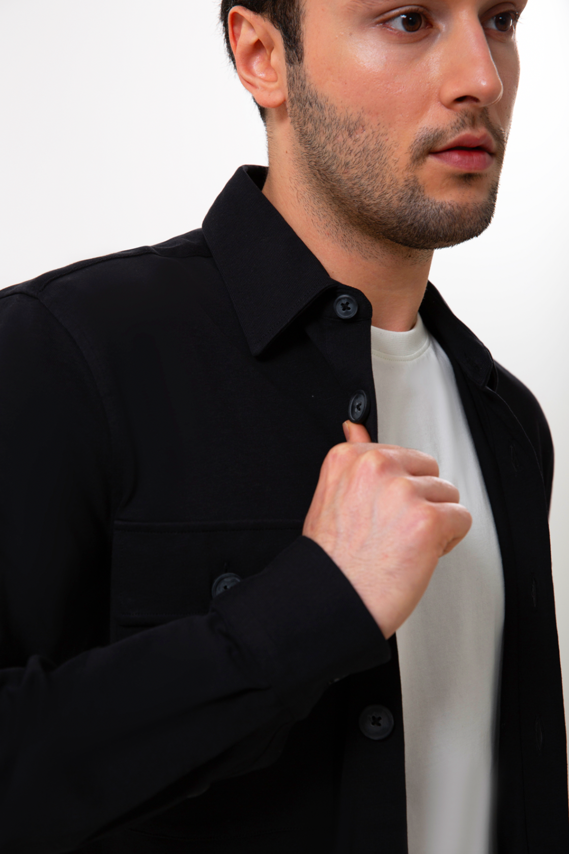 %100 organik pamuktan üretilen siyah regular fit gömlek, doğal dokusu ve sade çizgisiyle hem günlük stile hem ofis şıklığına uyum sağlar. Nefes alan kumaşı sayesinde gün boyu konforlu bir kullanım sunarken, zamansız siyah tonu modern ve kullanışlı bir görünüm yaratır. ‘Organik pamuk gömlek’ ve ‘siyah regular fit gömlek’ aramalarında öne çıkan bu tasarım, doğaya saygılı üretim yaklaşımıyla uzun ömürlü bir alternatif sunar.