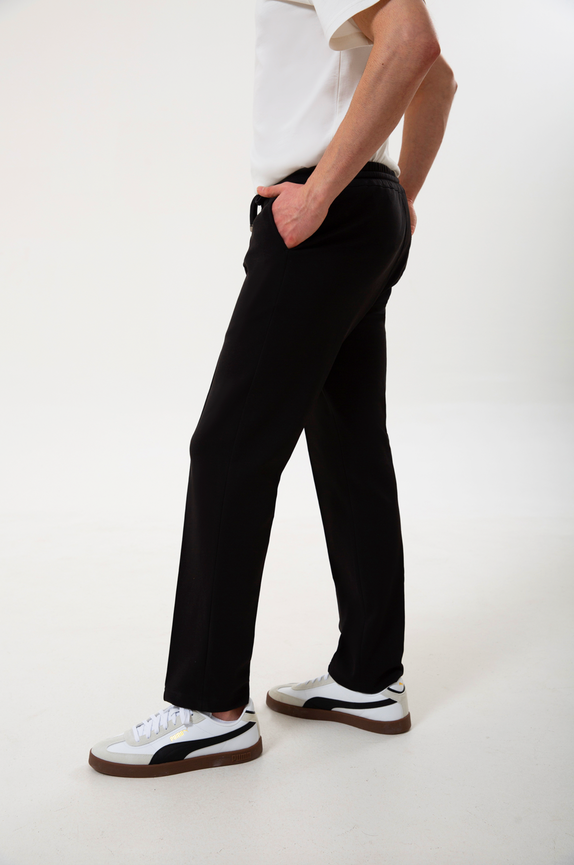 Rahatlık, stil ve sürdürülebilirlik bir arada!
Organik pamuklu yapısıyla üretilen siyah erkek sweatpant eşofman, yumuşak dokusuyla gün boyu konfor sağlarken modern kesimiyle her kombine uyum sağlar. Hem evde hem dışarıda özgürce hareket etmen için tasarlandı.