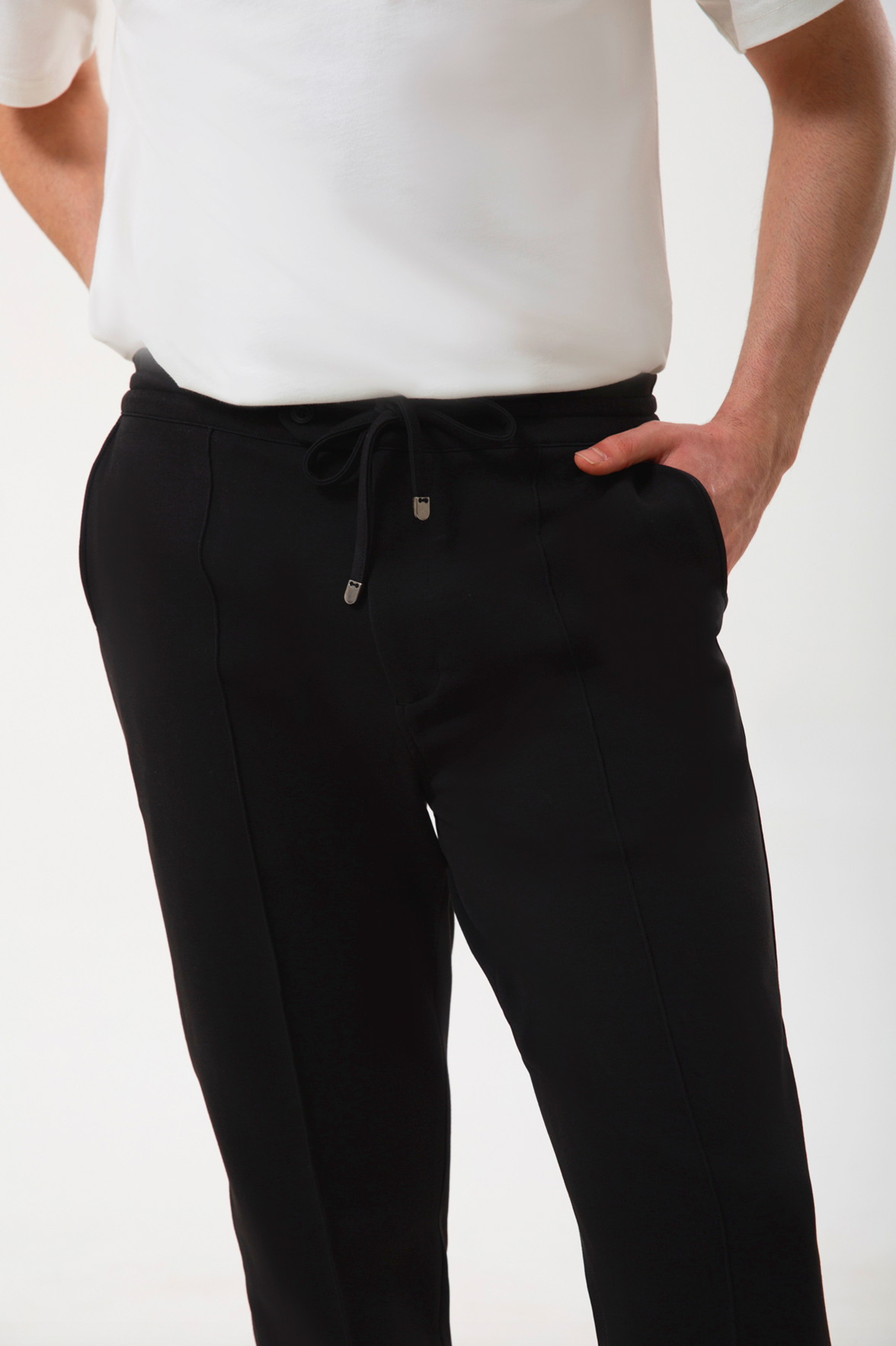 Rahatlık, stil ve sürdürülebilirlik bir arada!
Organik pamuklu yapısıyla üretilen siyah erkek sweatpant eşofman, yumuşak dokusuyla gün boyu konfor sağlarken modern kesimiyle her kombine uyum sağlar. Hem evde hem dışarıda özgürce hareket etmen için tasarlandı.