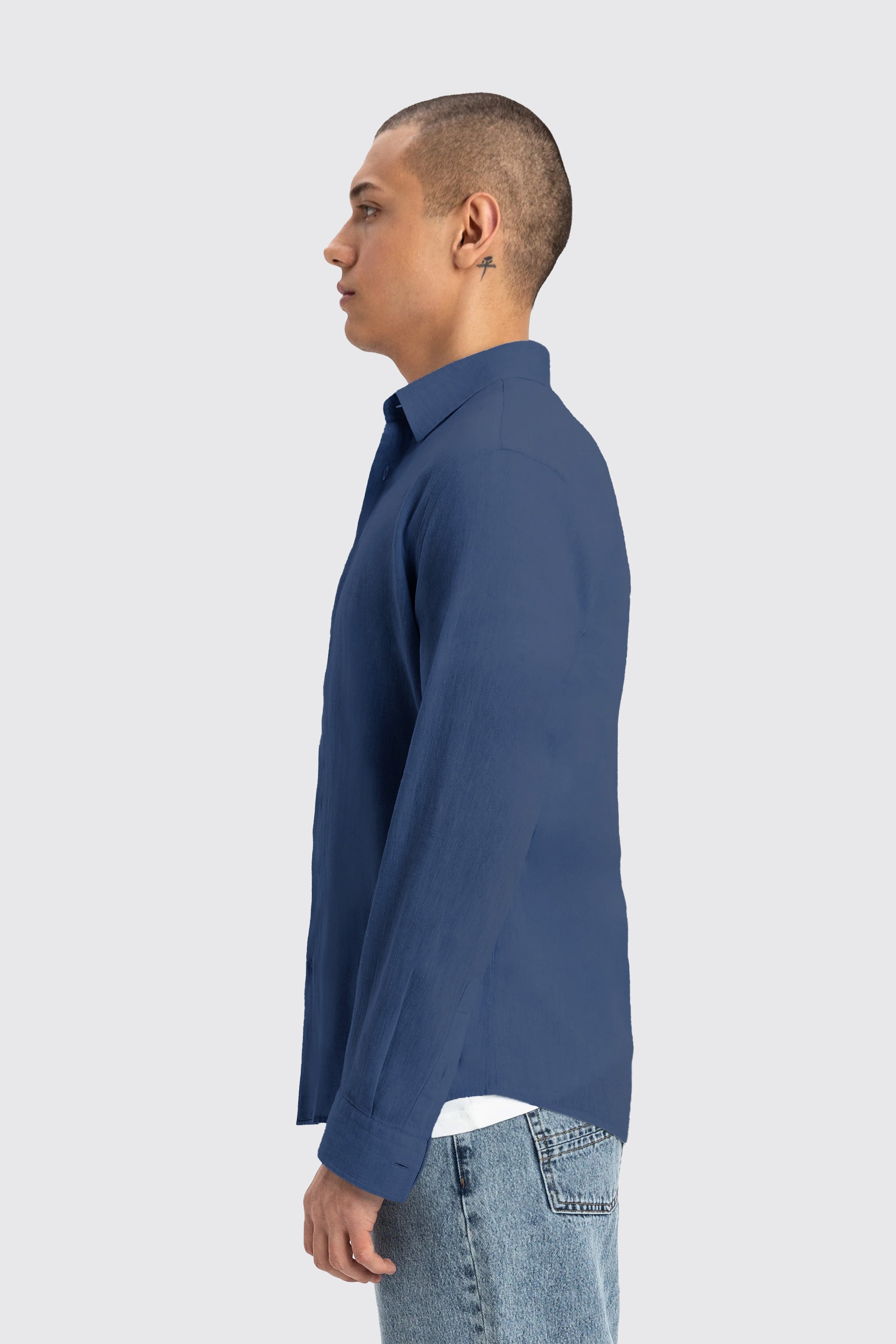 UNIQVIBE lacivert kadın keten gömlek, uzun kollu, düğmeli yaka detaylı, keten kumaştan üretilmiş şık ve modern bir tasarım. #Renk_Lacivert