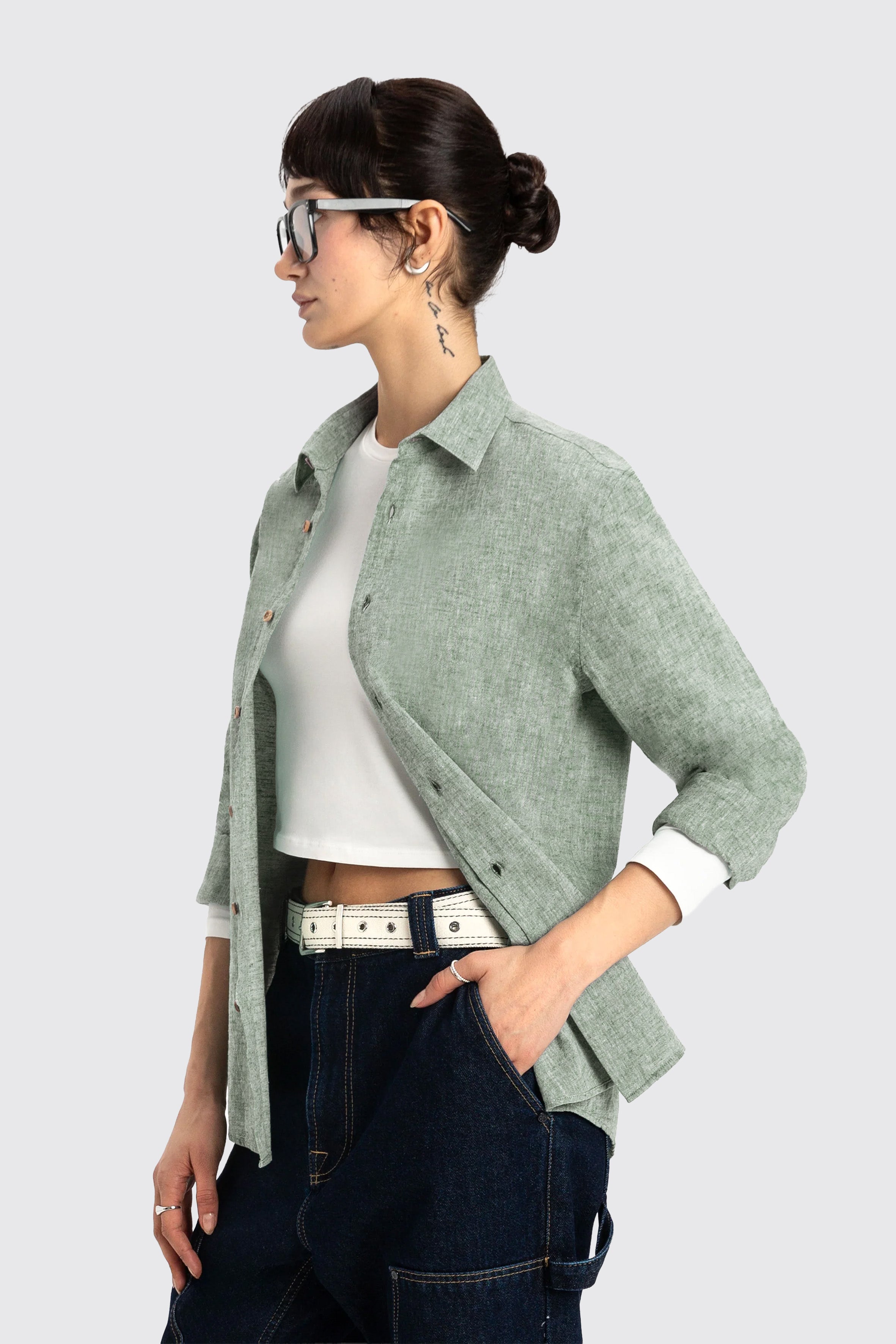 UNIQVIBE yeşil kadın keten gömlek, uzun kollu, düğmeli yaka detaylı, keten kumaştan üretilmiş şık ve modern bir tasarım.