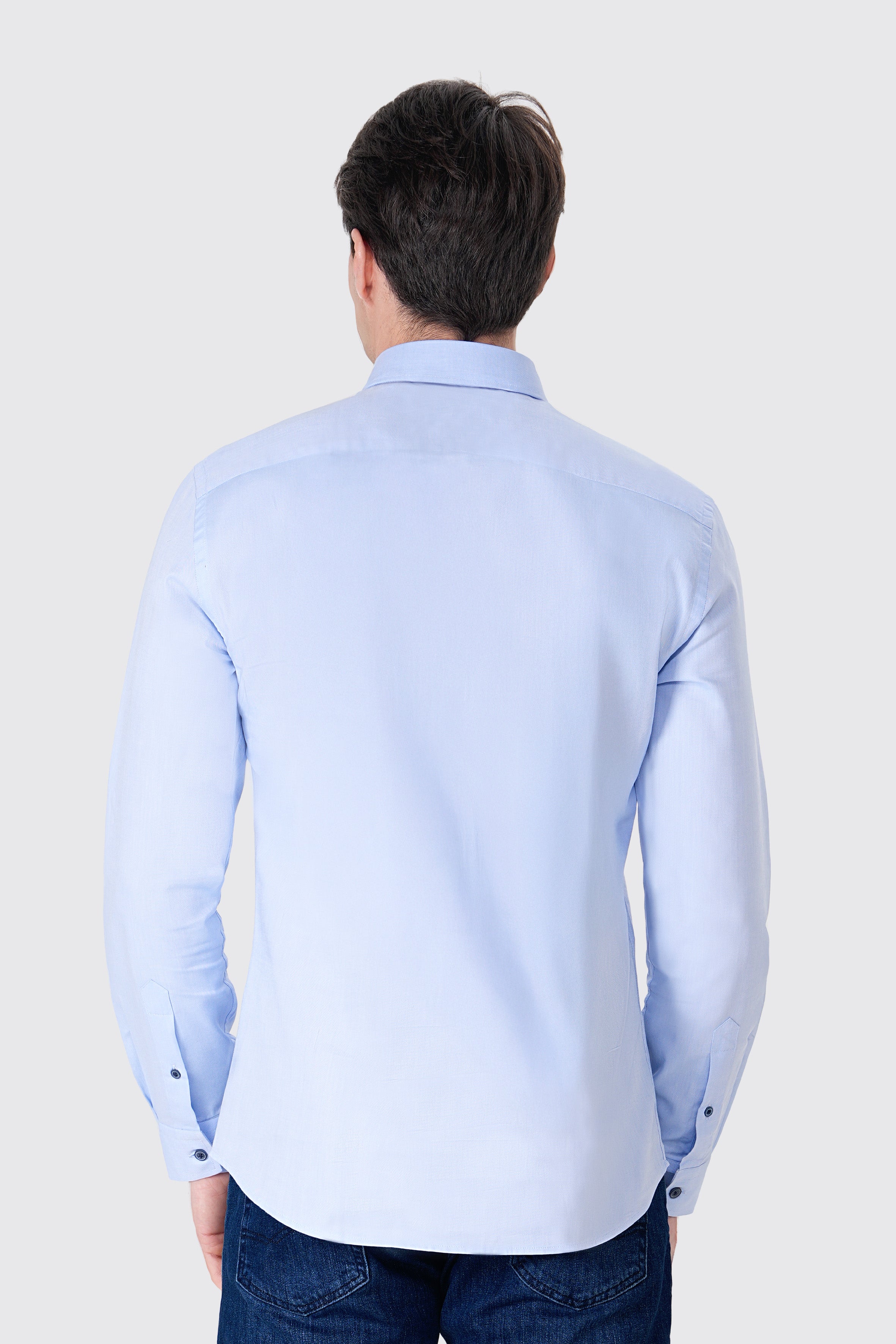 UNIQVIBE mavi erkek Oxford gömlek, uzun kollu, düğmeli yaka detaylı, %100 pamuk kumaştan üretilmiş şık ve modern bir tasarım. #Renk_Mavi