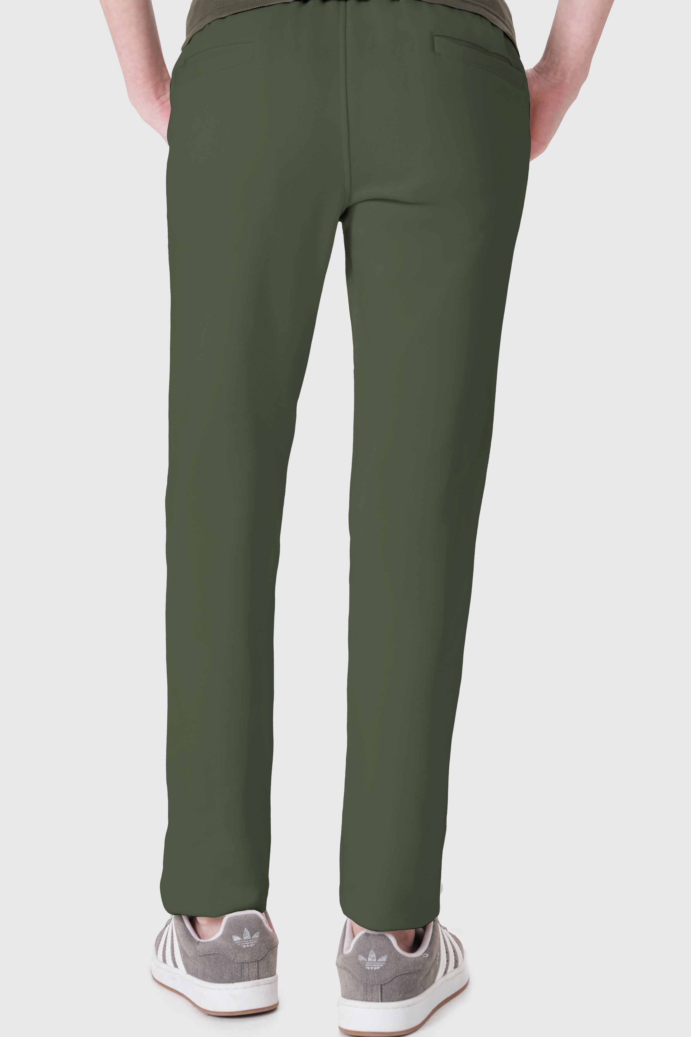Rahatlık, stil ve sürdürülebilirlik bir arada! %100 organik pamuktan üretilen haki rengi sweatpant, yumuşak dokusuyla gün boyu konfor sağlarken, modern kesimiyle her kombine uyum sağlar. Hem evde hem dışarıda özgürce hareket etmen için tasarlandı.