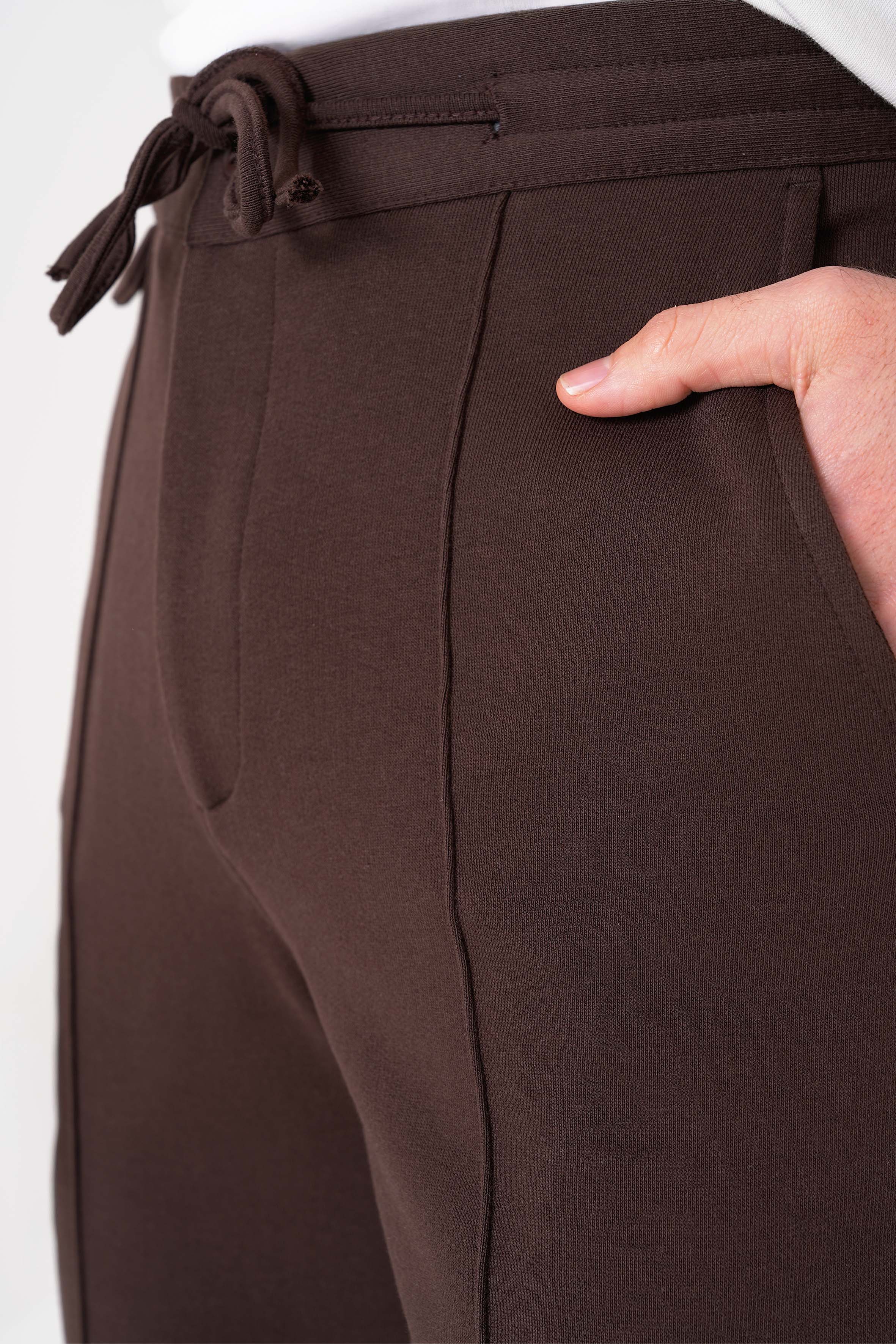 %100 organik pamuktan üretilen kahverengi sweatpant, doğa dostu ve nefes alabilen yapısıyla gün boyu konfor sunar. Yumuşak dokusu ve rahat kesimiyle hem şehirde hem de evde tarzını tamamlar. Sürdürülebilir moda anlayışıyla tasarlanan bu sweatpant, zamansız şıklık ve maksimum rahatlık arayanlar için ideal seçim.