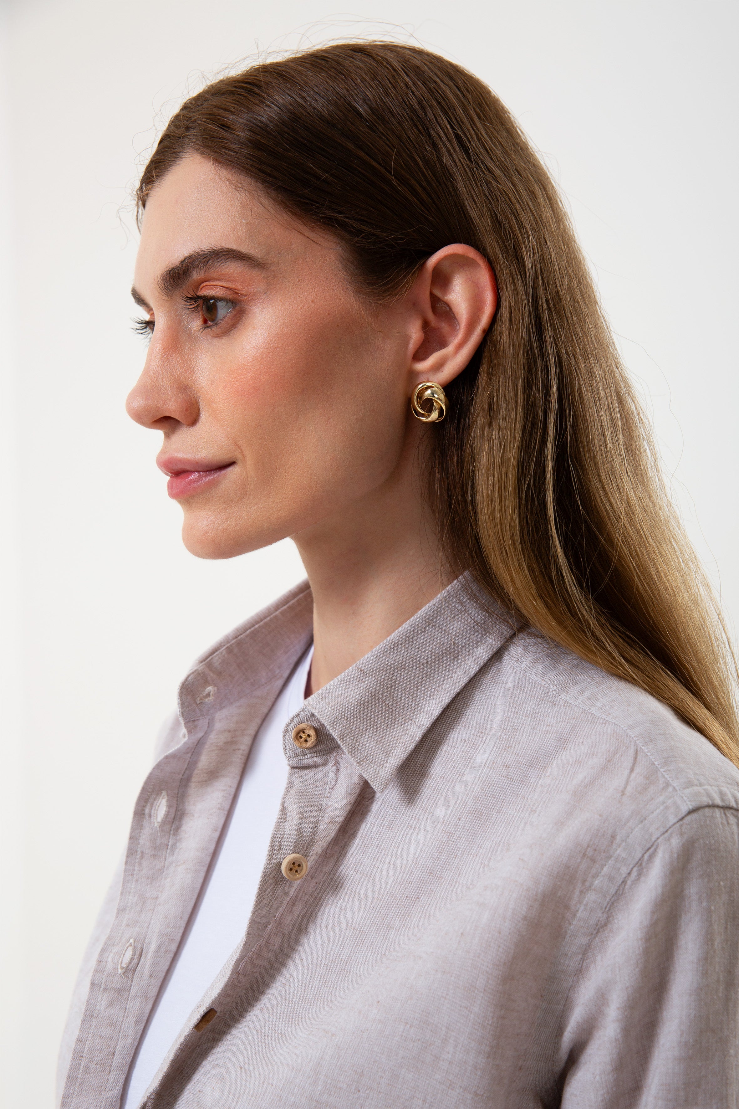 UNIQVIBE bej kadın keten gömlek, uzun kollu, düğmeli yaka detaylı, keten kumaştan üretilmiş şık ve modern bir tasarım. #Renk_Bej