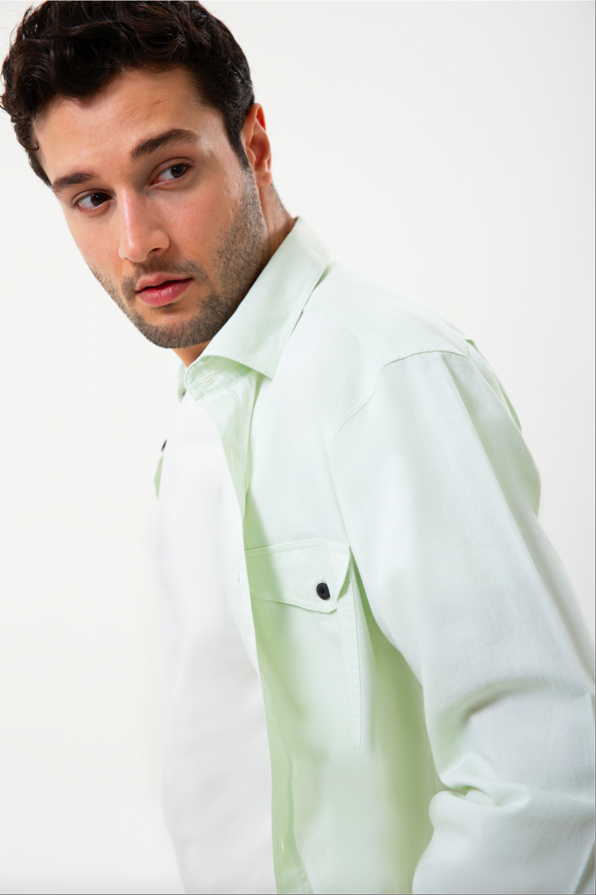 Pamuk dokulu mint yeşili regular fit gömlek, hafif yapısı ve rahat kesimiyle günlük stile ferah bir görünüm katar. İki kapaklı göğüs cebi modern ve kullanışlı bir detay sunarken, nefes alan kumaşı gün boyu konfor sağlar. Hem jean hem de chino pantolonlarla kolayca uyum sağlayan bu tasarım; ‘erkek mint yeşili gömlek’, ‘regular fit erkek gömlek’ ve ‘cepli pamuk gömlek’ aramalarında öne çıkan zamansız bir alternatiftir.