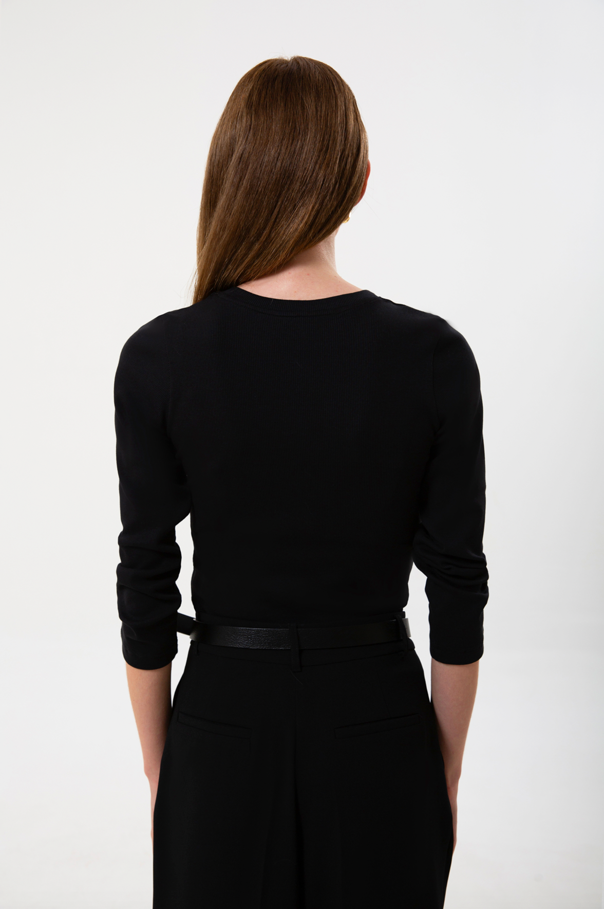 UNIQVIBE’ın organik pamuklu fitilli V yaka kaşkorse bluzu, doğal dokusu ve sade şıklığıyla günlük stile modern bir rahatlık katar. Kaşkorse yapısının esnekliği, vücuda uyum sağlayan fitilli formuyla birleşerek hem konforlu hem zarif bir görünüm sunar. Nefes alan organik kumaşı sayesinde gün boyu rahatlık sağlarken, minimal çizgisiyle jean, etek ve blazer kombinlerine kolayca uyum sağlar. ‘Organik pamuk bluz’, ‘kadın fitilli bluz’, ‘V yaka kaşkorse bluz’ gibi aramalarda öne çıkan bu tasarım, UNIQVIBE’ın doğa