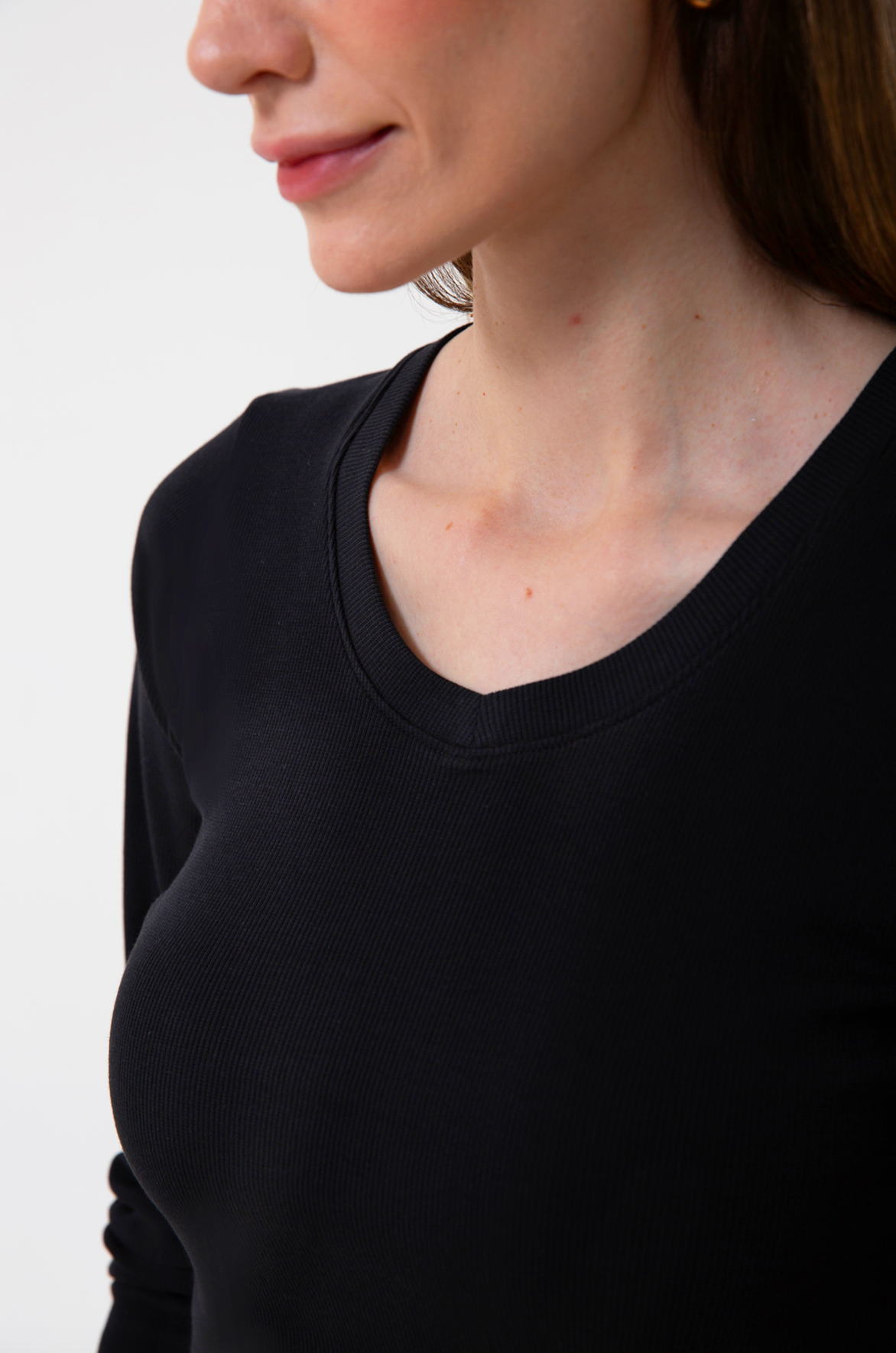 UNIQVIBE’ın organik pamuklu fitilli V yaka kaşkorse bluzu, doğal dokusu ve sade şıklığıyla günlük stile modern bir rahatlık katar. Kaşkorse yapısının esnekliği, vücuda uyum sağlayan fitilli formuyla birleşerek hem konforlu hem zarif bir görünüm sunar. Nefes alan organik kumaşı sayesinde gün boyu rahatlık sağlarken, minimal çizgisiyle jean, etek ve blazer kombinlerine kolayca uyum sağlar. ‘Organik pamuk bluz’, ‘kadın fitilli bluz’, ‘V yaka kaşkorse bluz’ gibi aramalarda öne çıkan bu tasarım, UNIQVIBE’ın doğa