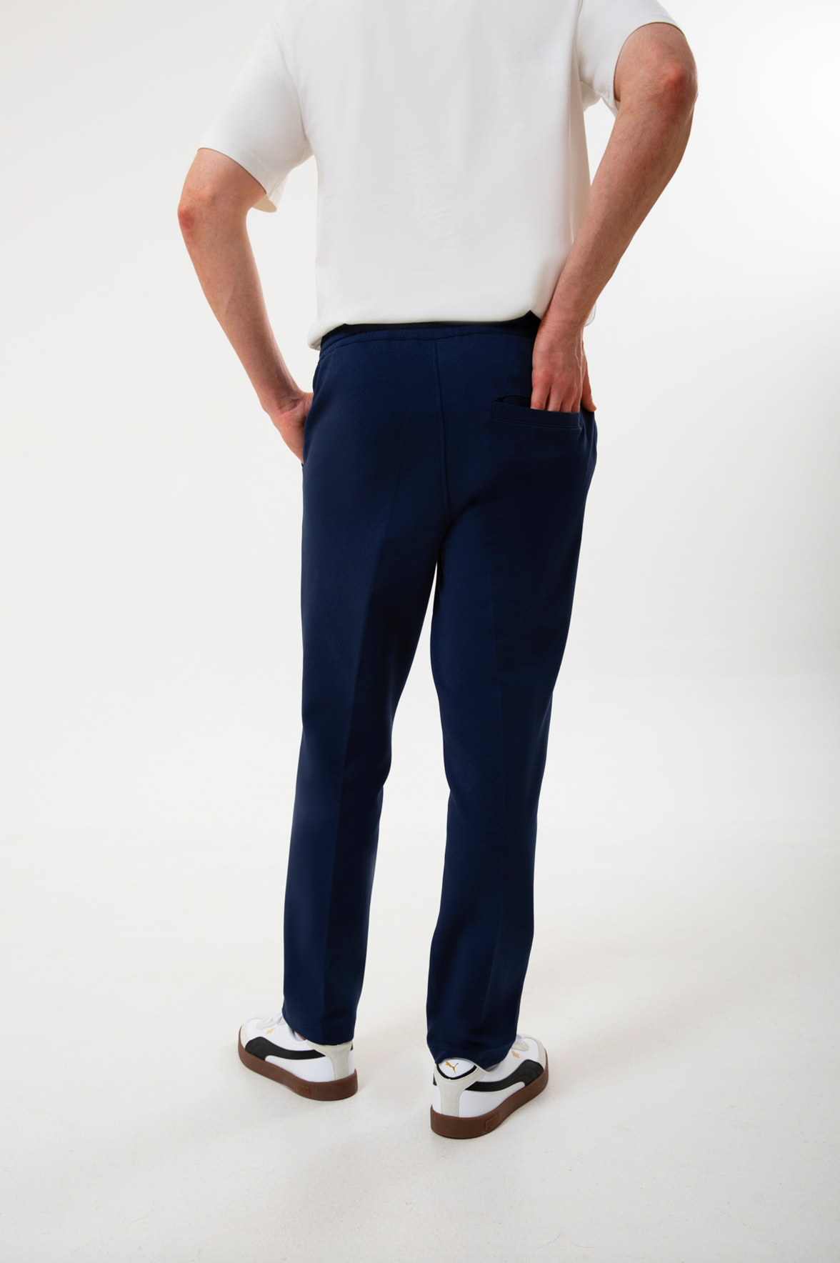 Rahatlık, stil ve sürdürülebilirlik bir arada!
Organik pamuklu yapısıyla üretilen lacivert erkek sweatpant eşofman, yumuşak dokusuyla gün boyu konfor sağlarken modern kesimiyle her kombine uyum sağlar. Hem evde hem dışarıda özgürce hareket etmen için tasarlandı.