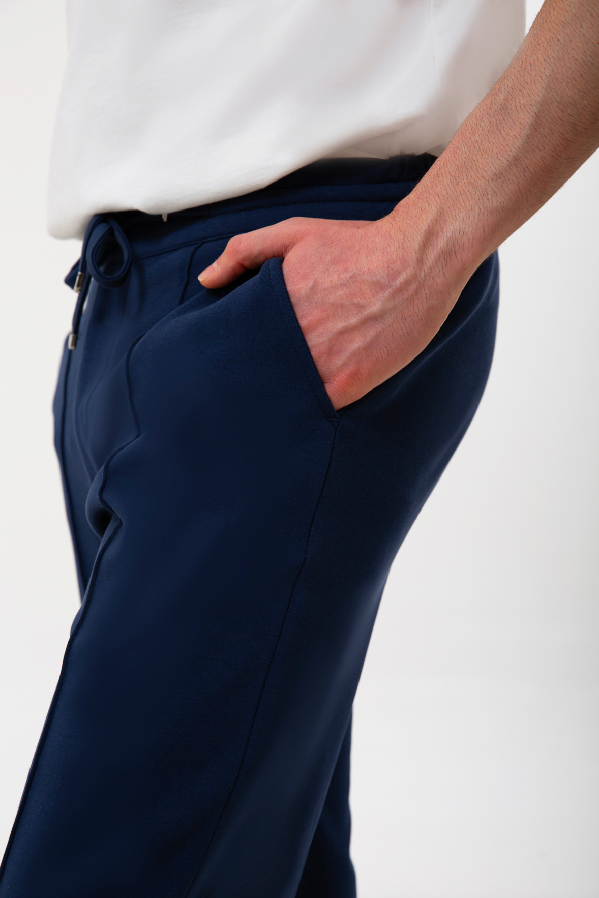 Rahatlık, stil ve sürdürülebilirlik bir arada!
Organik pamuklu yapısıyla üretilen lacivert erkek sweatpant eşofman, yumuşak dokusuyla gün boyu konfor sağlarken modern kesimiyle her kombine uyum sağlar. Hem evde hem dışarıda özgürce hareket etmen için tasarlandı.