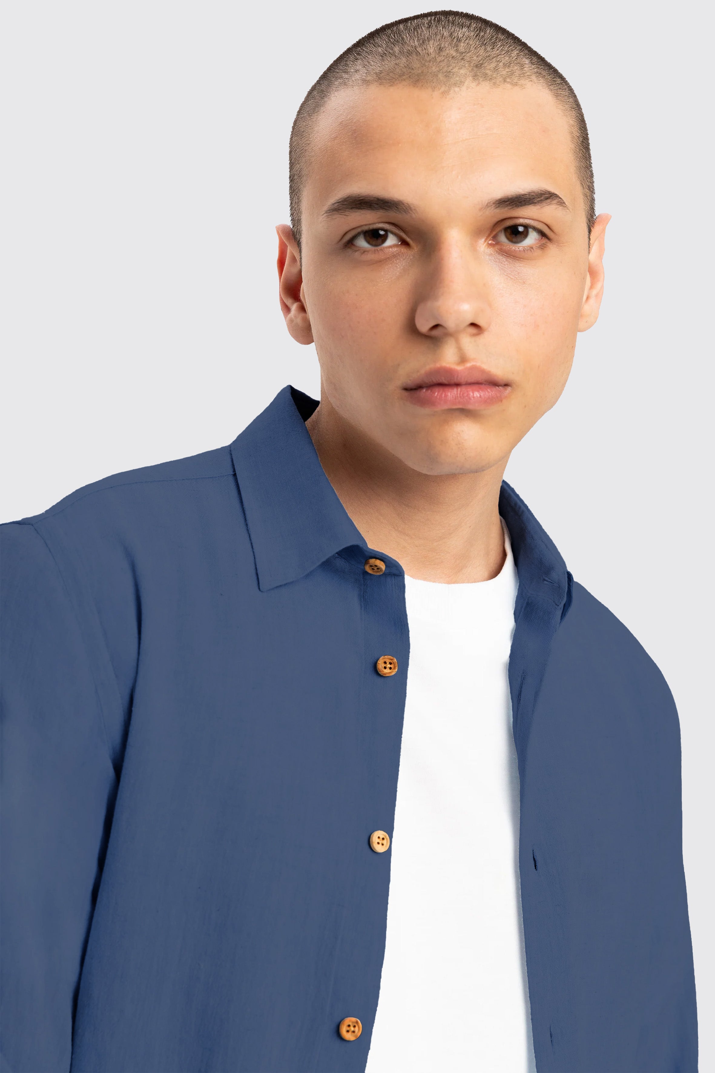 UNIQVIBE lacivert kadın keten gömlek, uzun kollu, düğmeli yaka detaylı, keten kumaştan üretilmiş şık ve modern bir tasarım. #Renk_Lacivert