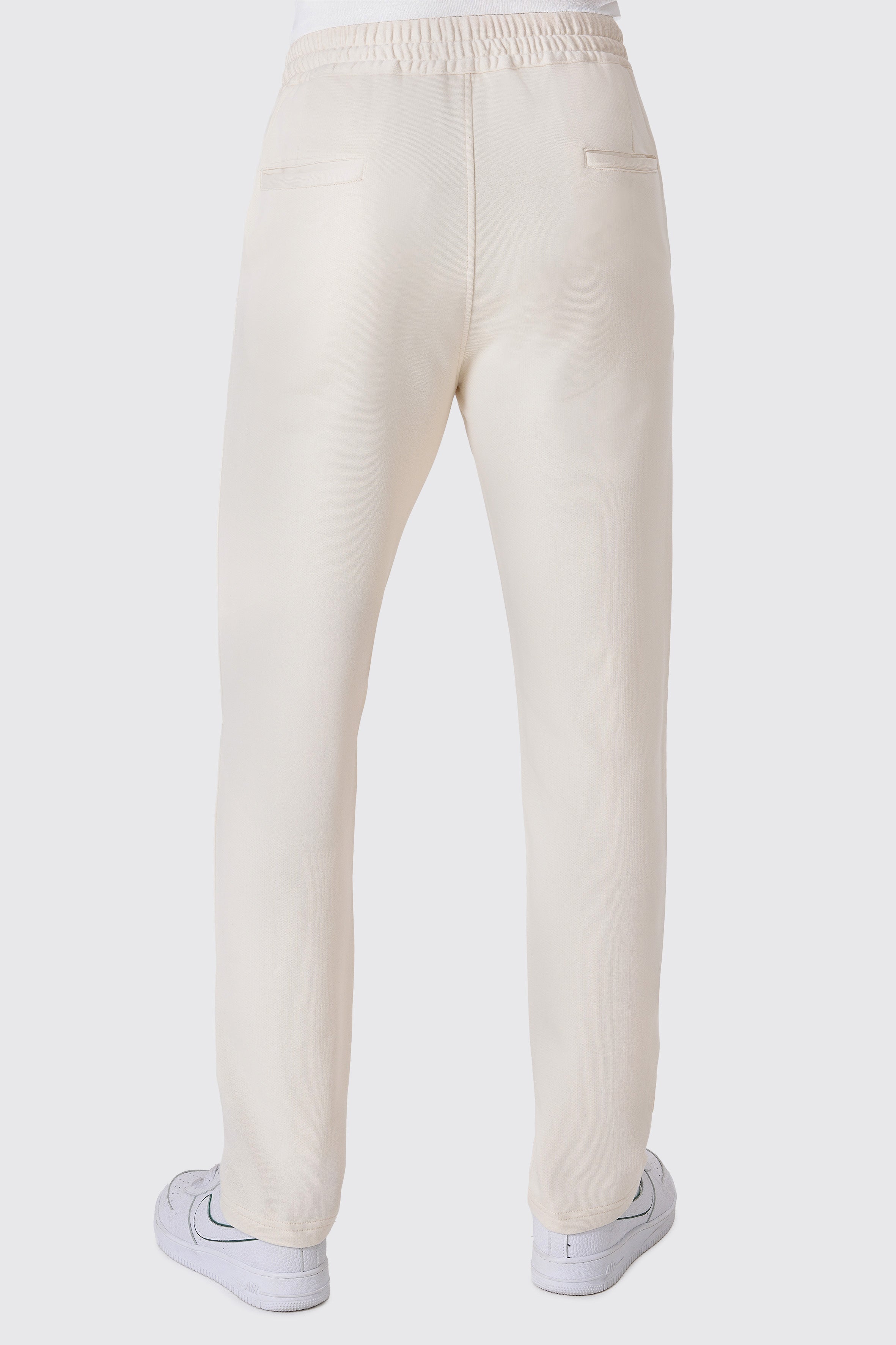 %100 organik pamuktan üretilen krem sweatpant, doğa dostu ve nefes alabilen yapısıyla gün boyu konfor sunar. Yumuşak dokusu ve rahat kesimiyle hem şehirde hem de evde tarzını tamamlar. Sürdürülebilir moda anlayışıyla tasarlanan bu sweatpant, zamansız şıklık ve maksimum rahatlık arayanlar için ideal seçim.