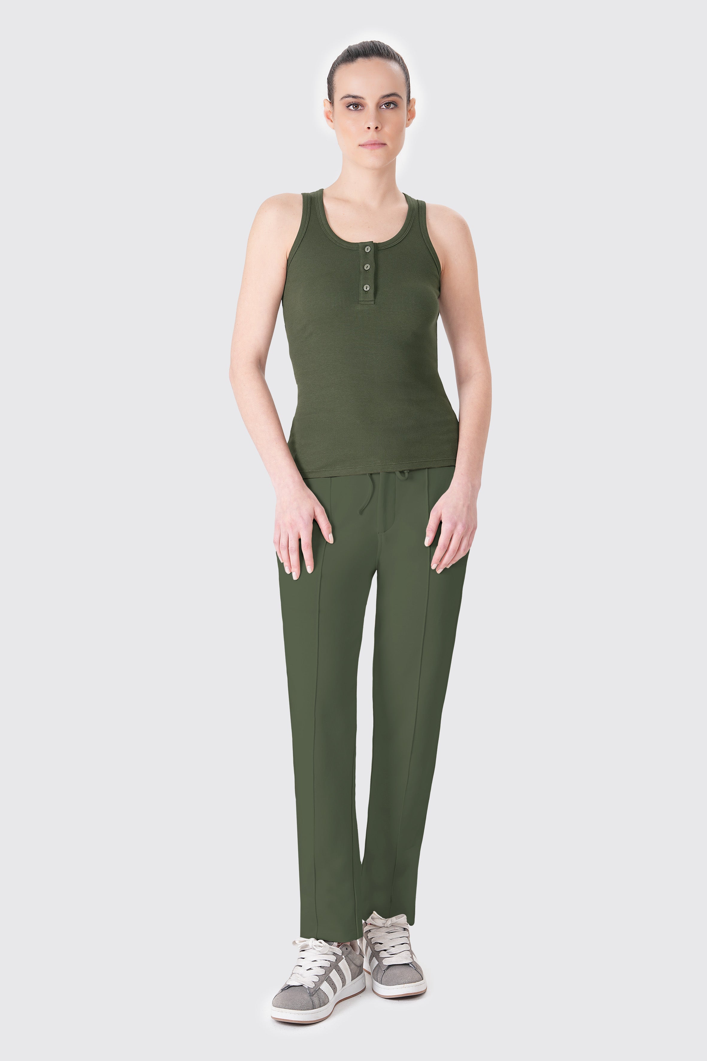 Rahatlık, stil ve sürdürülebilirlik bir arada! %100 organik pamuktan üretilen haki rengi sweatpant, yumuşak dokusuyla gün boyu konfor sağlarken, modern kesimiyle her kombine uyum sağlar. Hem evde hem dışarıda özgürce hareket etmen için tasarlandı.