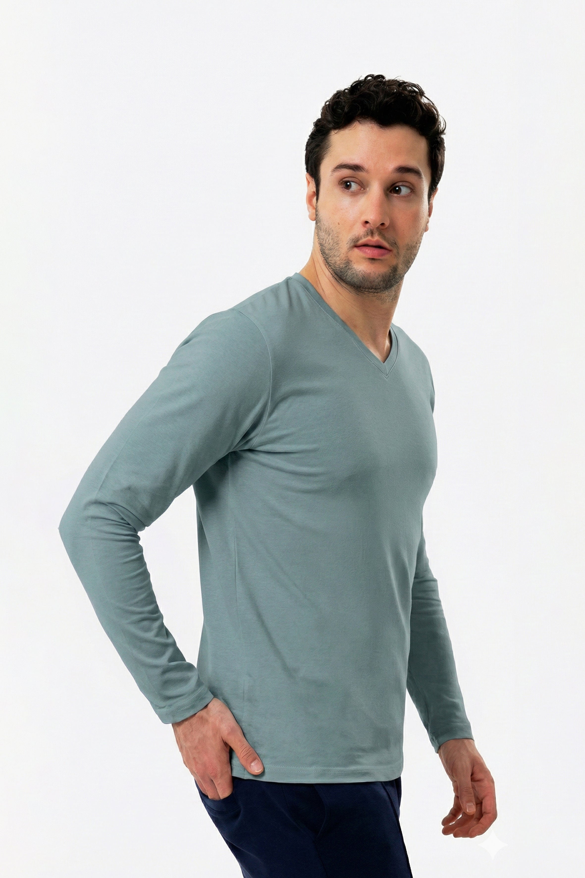 %100 organik pamuktan üretilmiş, yeşil renk V yaka erkek uzun kollu tişört. Doğal dokusu, rahat kalıbı ve sade tasarımıyla günlük kullanıma uygundur.