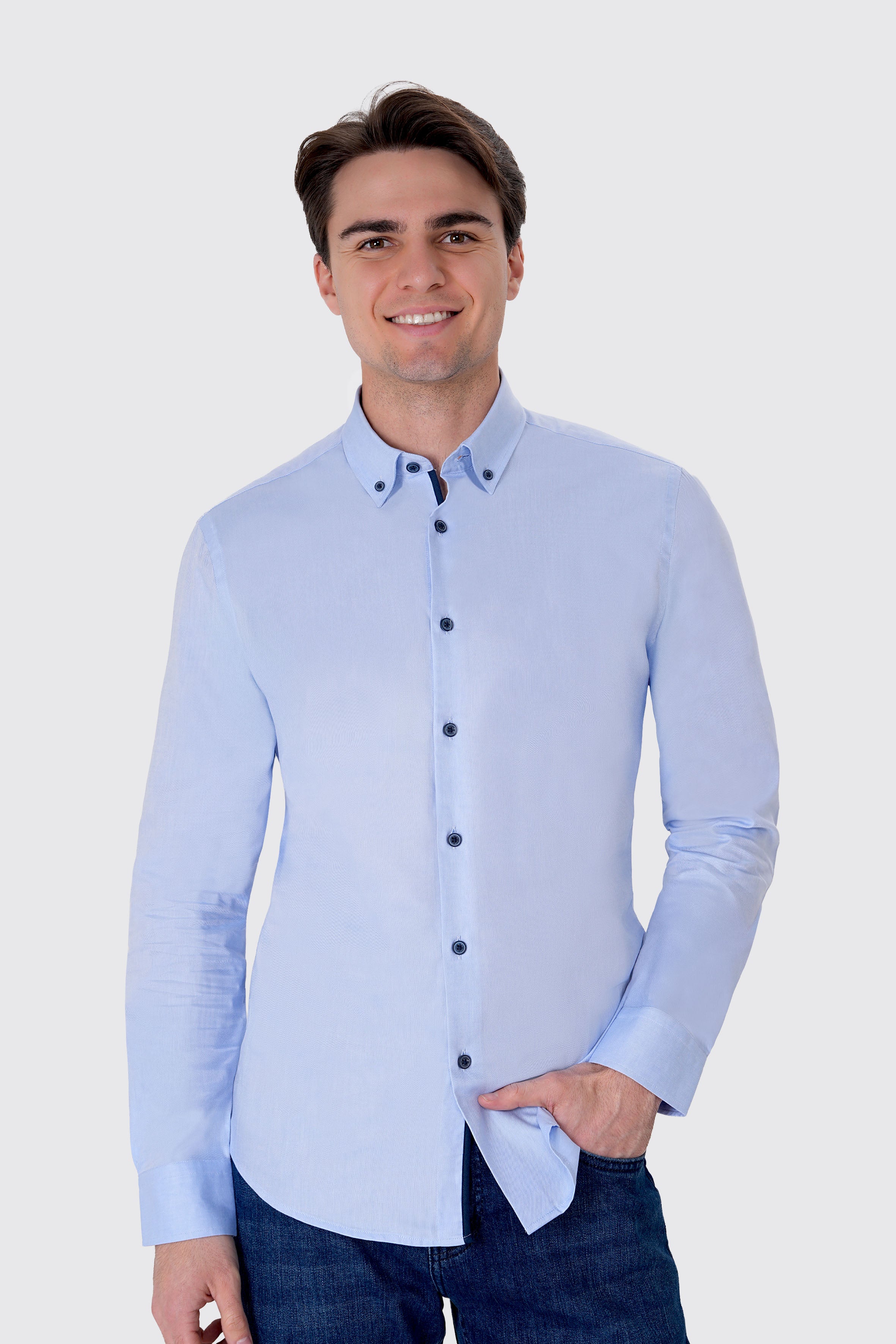 UNIQVIBE mavi erkek Oxford gömlek, uzun kollu, düğmeli yaka detaylı, %100 pamuk kumaştan üretilmiş şık ve modern bir tasarım. #Renk_Mavi