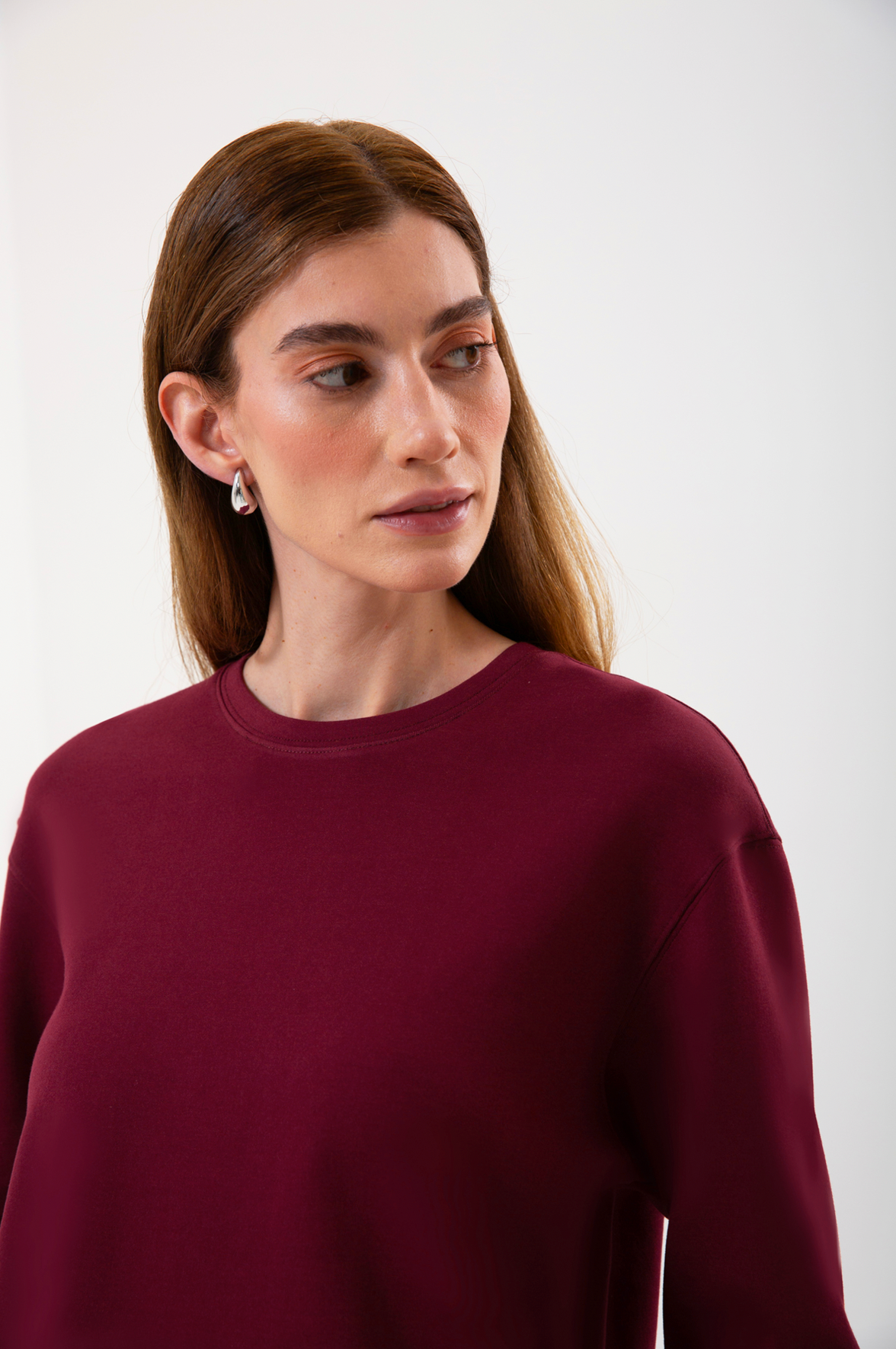 UNIQVIBE’ın regular kalıp organik pamuk kadın sweatshirt modeli; yumuşak dokusu ve nefes alan yapısıyla gün boyu doğal bir konfor sunar. Minimal çizgisiyle günlük stile ve şehir hayatına uyum sağlayan bu tasarım, hafif ve uzun ömürlü yapısıyla doğaya saygılı bir seçenek oluşturur. ‘Kadın sweatshirt’ ve ‘organik pamuk sweatshirt’ aramalarında öne çıkan bu model, zamansız bir rahatlık ve modern bir görünüm sunar.
