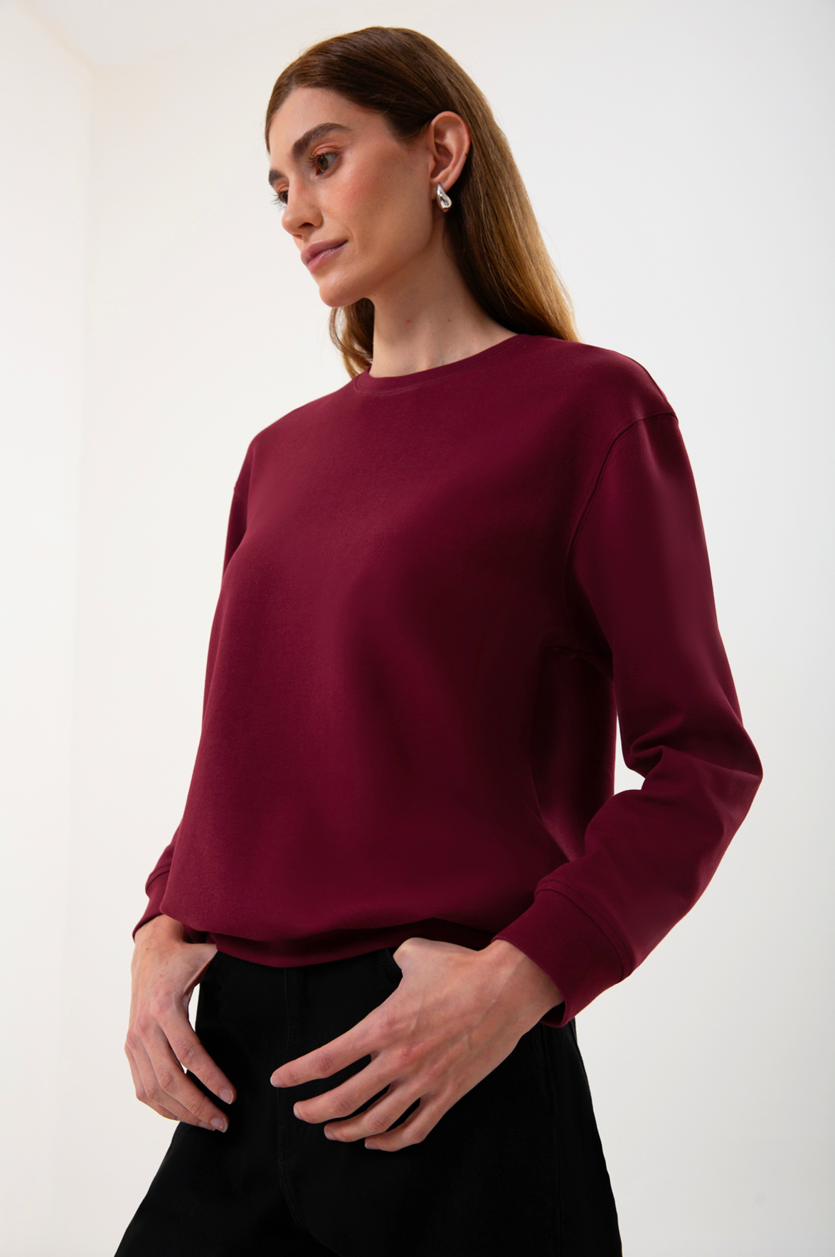 UNIQVIBE’ın regular kalıp organik pamuk kadın sweatshirt modeli; yumuşak dokusu ve nefes alan yapısıyla gün boyu doğal bir konfor sunar. Minimal çizgisiyle günlük stile ve şehir hayatına uyum sağlayan bu tasarım, hafif ve uzun ömürlü yapısıyla doğaya saygılı bir seçenek oluşturur. ‘Kadın sweatshirt’ ve ‘organik pamuk sweatshirt’ aramalarında öne çıkan bu model, zamansız bir rahatlık ve modern bir görünüm sunar.