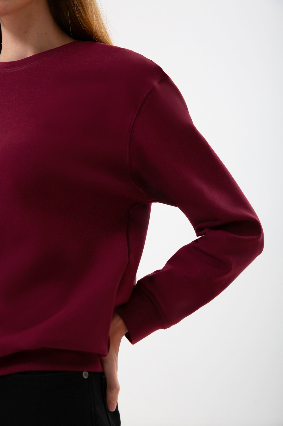 UNIQVIBE’ın regular kalıp organik pamuk kadın sweatshirt modeli; yumuşak dokusu ve nefes alan yapısıyla gün boyu doğal bir konfor sunar. Minimal çizgisiyle günlük stile ve şehir hayatına uyum sağlayan bu tasarım, hafif ve uzun ömürlü yapısıyla doğaya saygılı bir seçenek oluşturur. ‘Kadın sweatshirt’ ve ‘organik pamuk sweatshirt’ aramalarında öne çıkan bu model, zamansız bir rahatlık ve modern bir görünüm sunar.