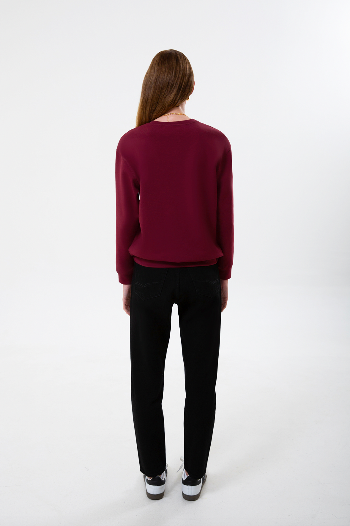 UNIQVIBE’ın regular kalıp organik pamuk kadın sweatshirt modeli; yumuşak dokusu ve nefes alan yapısıyla gün boyu doğal bir konfor sunar. Minimal çizgisiyle günlük stile ve şehir hayatına uyum sağlayan bu tasarım, hafif ve uzun ömürlü yapısıyla doğaya saygılı bir seçenek oluşturur. ‘Kadın sweatshirt’ ve ‘organik pamuk sweatshirt’ aramalarında öne çıkan bu model, zamansız bir rahatlık ve modern bir görünüm sunar.