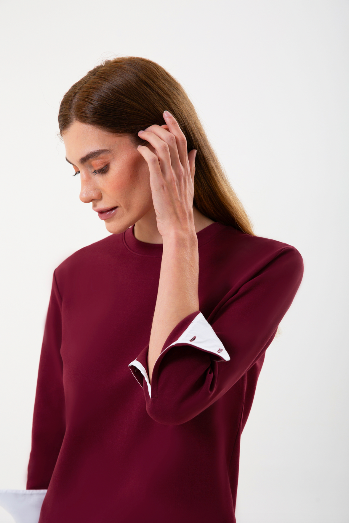 UNIQVIBE’ın organik pamuklu gömlek garnili sweatshirt modeli; siyah, bordo ve bej renk seçenekleriyle doğal bir şıklık sunar. Gömlek görünümü veren garnili detayı, sade sweatshirt formuna modern bir çizgi katarken nefes alan yapısı ve yumuşak dokusuyla gün boyu konfor sağlar. Doğaya saygılı üretim anlayışımızla hazırlanan bu tasarım, siyahın zamansızlığı, bordonun enerjisi ve bejin doğal tonuyla minimal stili günlük hayata taşır.