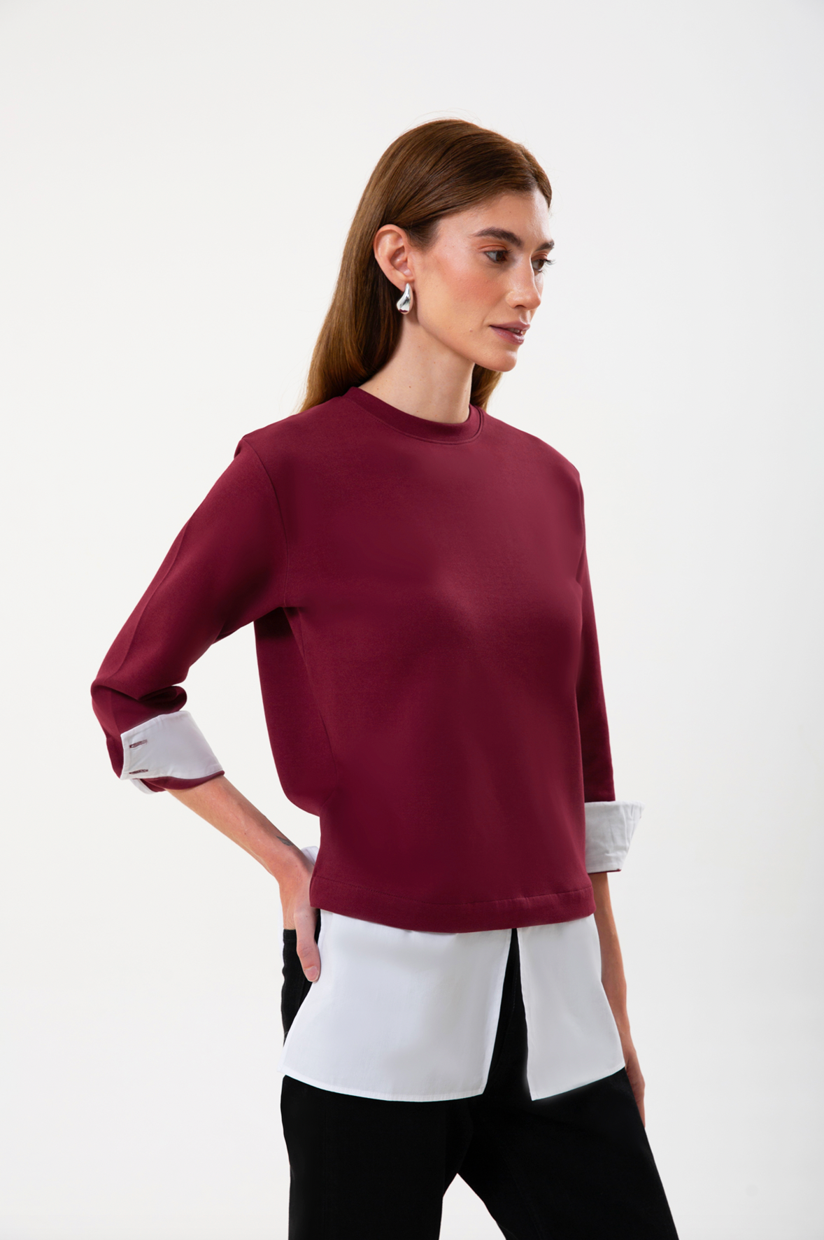 UNIQVIBE’ın organik pamuklu gömlek garnili sweatshirt modeli; siyah, bordo ve bej renk seçenekleriyle doğal bir şıklık sunar. Gömlek görünümü veren garnili detayı, sade sweatshirt formuna modern bir çizgi katarken nefes alan yapısı ve yumuşak dokusuyla gün boyu konfor sağlar. Doğaya saygılı üretim anlayışımızla hazırlanan bu tasarım, siyahın zamansızlığı, bordonun enerjisi ve bejin doğal tonuyla minimal stili günlük hayata taşır.