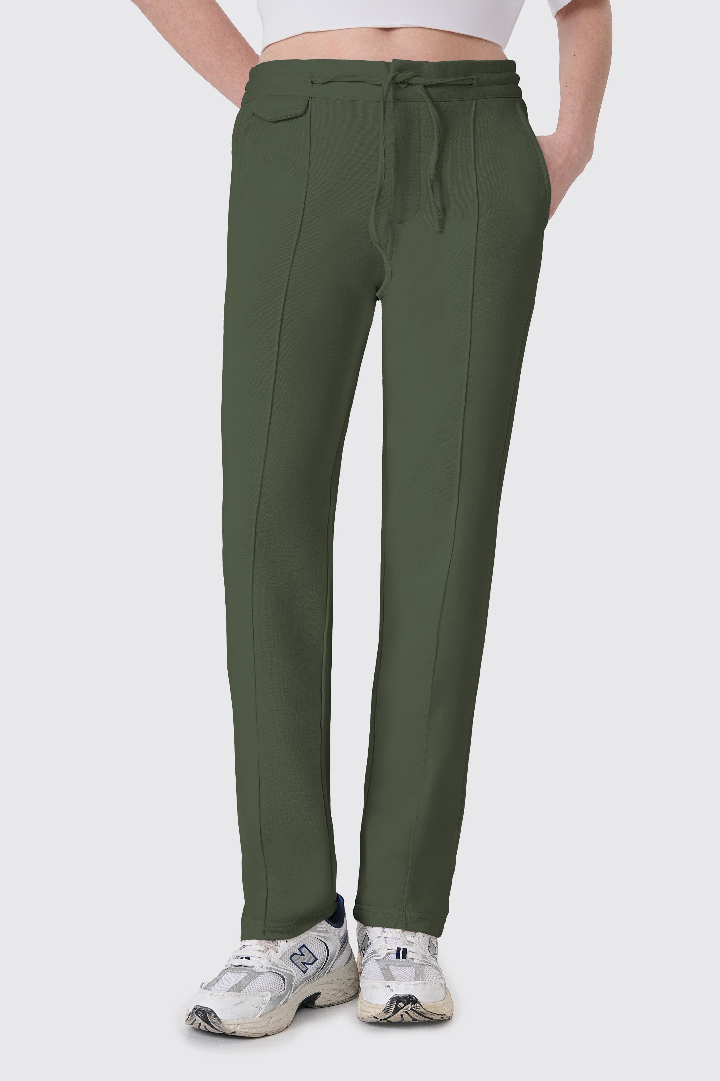 Rahatlık, stil ve sürdürülebilirlik bir arada! %100 organik pamuktan üretilen haki rengi sweatpant, yumuşak dokusuyla gün boyu konfor sağlarken, modern kesimiyle her kombine uyum sağlar. Hem evde hem dışarıda özgürce hareket etmen için tasarlandı.