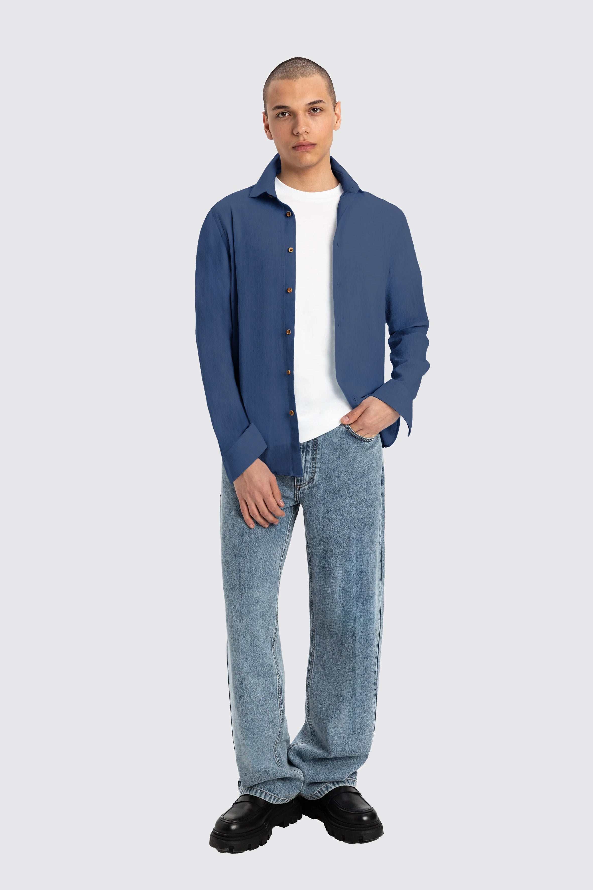 UNIQVIBE lacivert kadın keten gömlek, uzun kollu, düğmeli yaka detaylı, keten kumaştan üretilmiş şık ve modern bir tasarım.