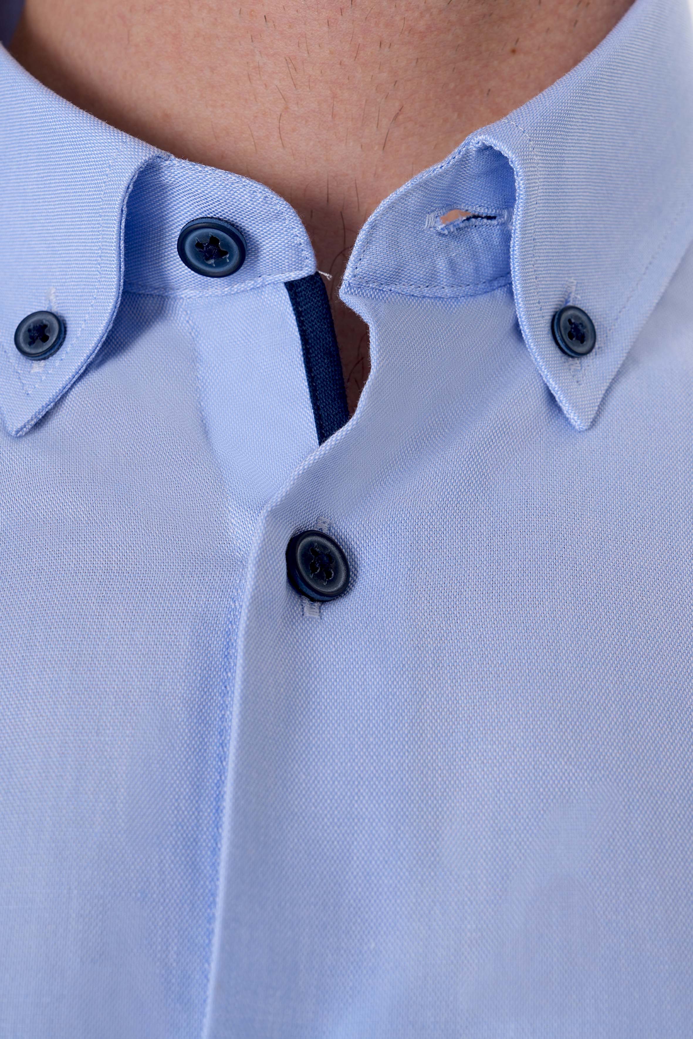 UNIQVIBE mavi erkek Oxford gömlek, uzun kollu, düğmeli yaka detaylı, %100 pamuk kumaştan üretilmiş şık ve modern bir tasarım. #Renk_Mavi
