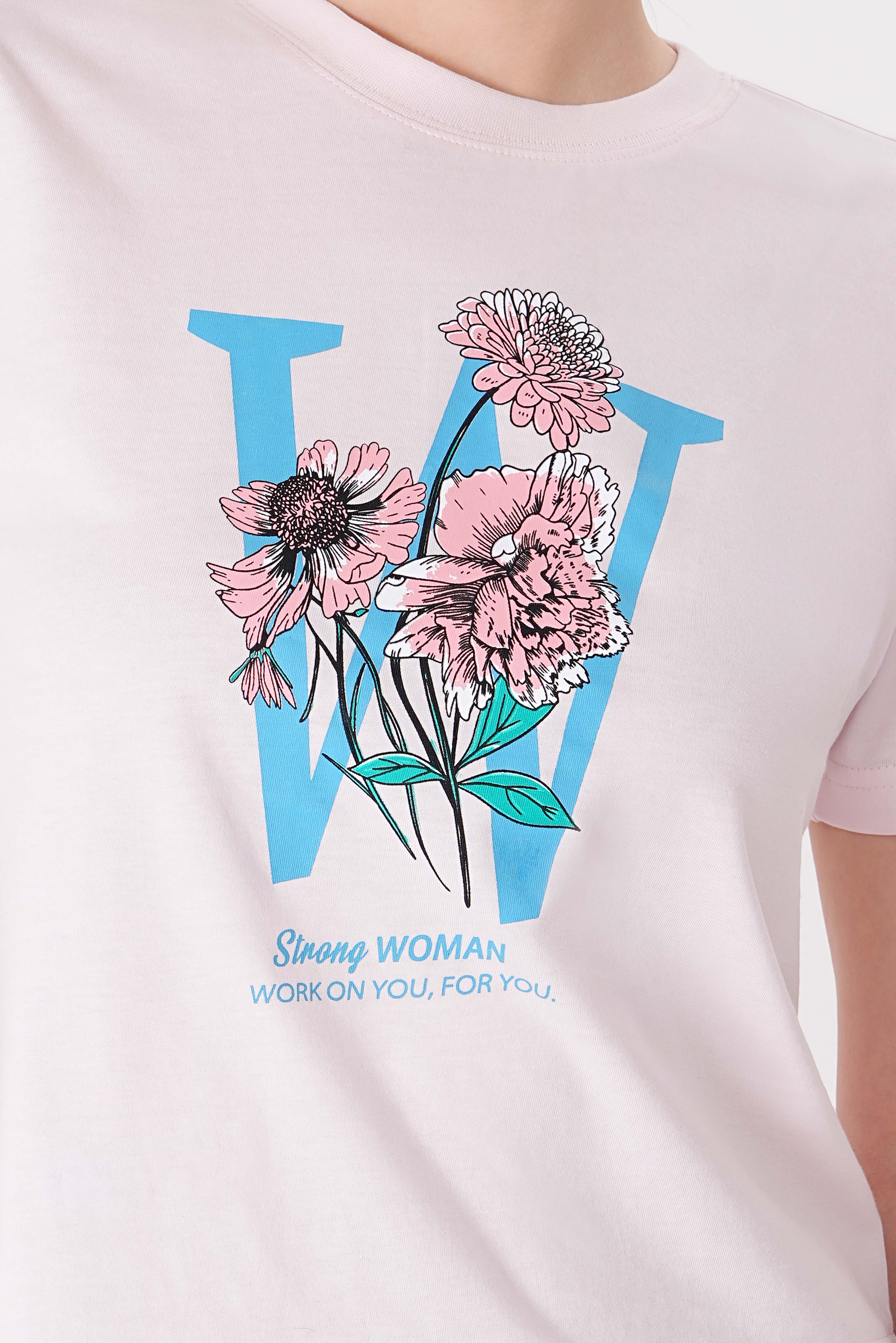 %100 organik pamuktan üretilmiş GOTS sertifikalı kadın crop tişört. Pembe renkli, baskılı ve kısa kollu tasarımıyla yaz aylarında hem konfor hem stil sunar. Sürdürülebilir moda anlayışıyla üretilen bu tişört, doğa dostu kumaşı ve modern kesimiyle günlük kombinler için ideal bir parça.