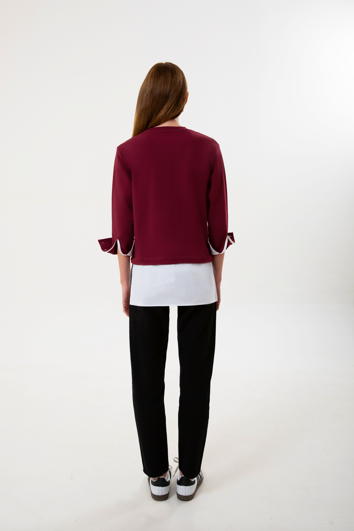 UNIQVIBE’ın organik pamuklu gömlek garnili sweatshirt modeli; siyah, bordo ve bej renk seçenekleriyle doğal bir şıklık sunar. Gömlek görünümü veren garnili detayı, sade sweatshirt formuna modern bir çizgi katarken nefes alan yapısı ve yumuşak dokusuyla gün boyu konfor sağlar. Doğaya saygılı üretim anlayışımızla hazırlanan bu tasarım, siyahın zamansızlığı, bordonun enerjisi ve bejin doğal tonuyla minimal stili günlük hayata taşır.