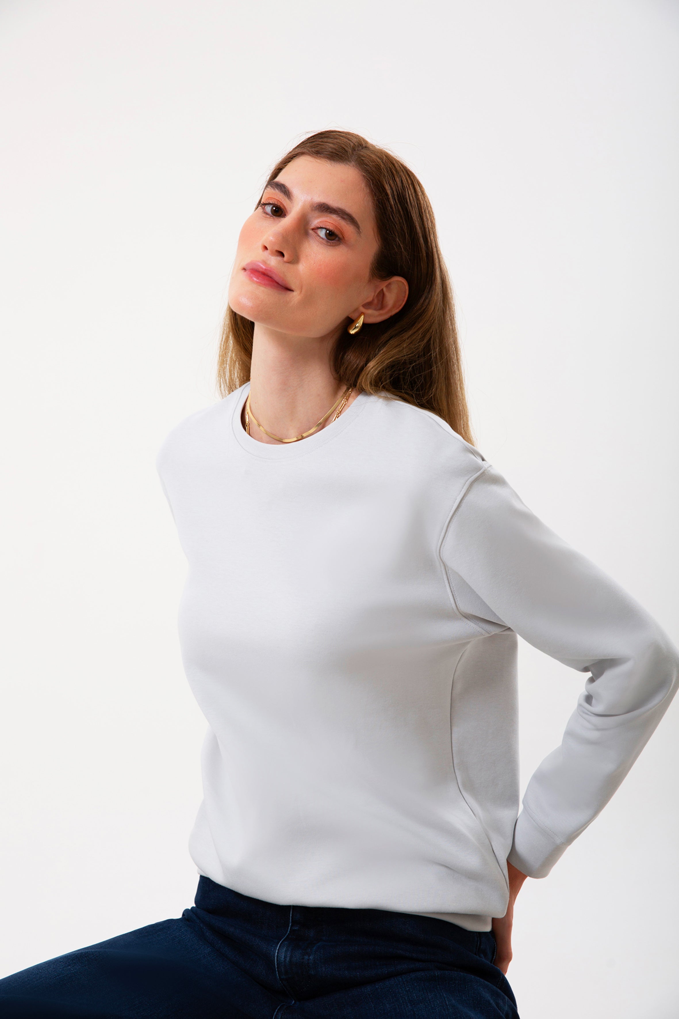 Organik pamuklu dokusuyla yumuşak, hafif ve gün boyu konforlu. Taş renginin sakin şıklığı, regular kalıpla birleşerek her kombine kolayca uyum sağlar. Günlük stile ve şehir hayatına rahatça eşlik eden bu sweatshirt, doğal dokusuyla öne çıkan zamansız bir seçim