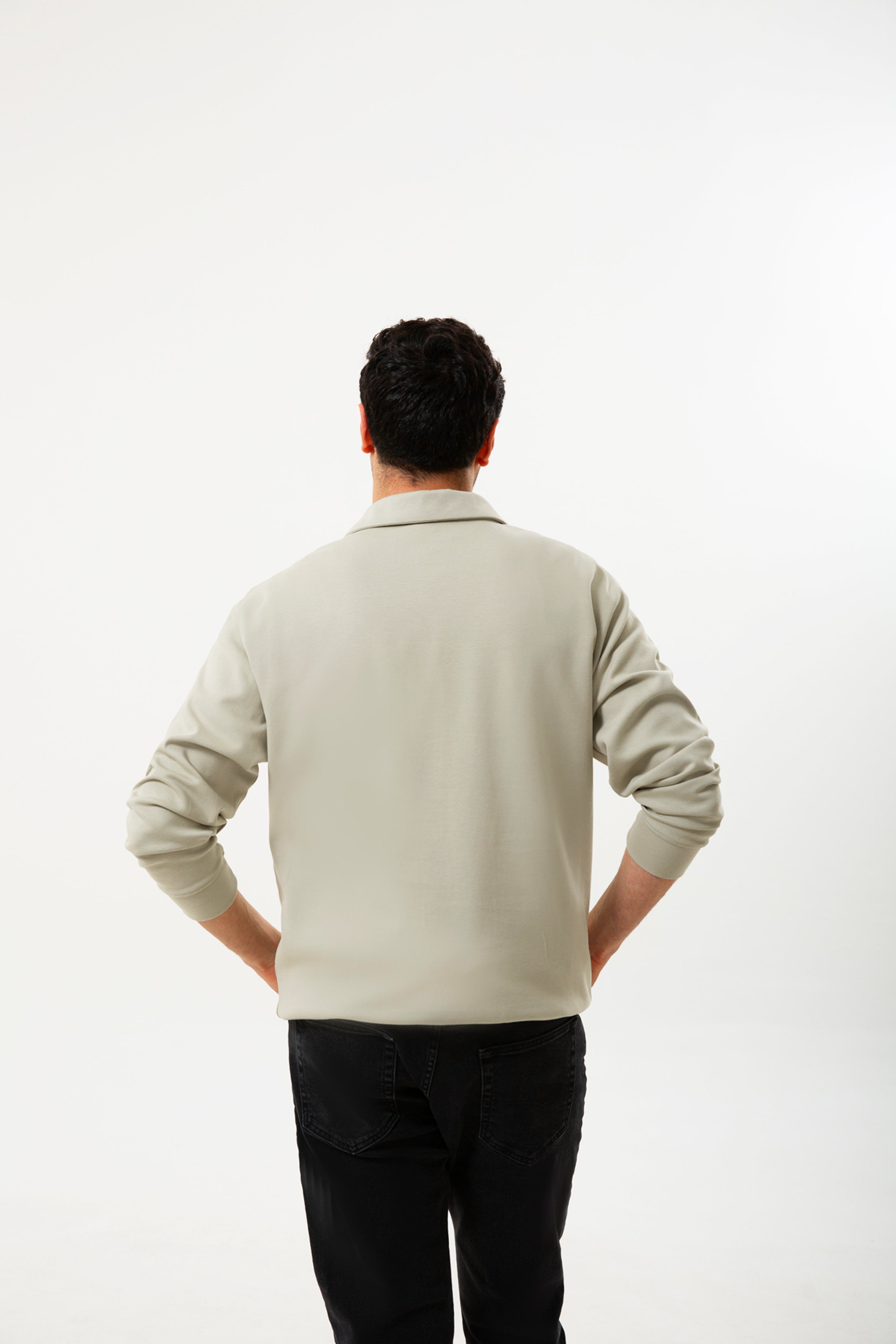 Modern çizgiyi rahat bir dokuyla buluşturan erkek polo yaka sweatshirt, şehir stiline zamansız bir yorum katmak isteyenler için ideal bir seçimdir. Yumuşak ve nefes alan kumaşı sayesinde gün boyu konfor sunarken, polo yaka detayı tasarıma daha düzenli ve güçlü bir duruş kazandırır.Günlük kombinlerden ofis stiline kadar geniş bir kullanım alanı sunan bu polo yaka sweatshirt, minimal detayları ve temiz hatlarıyla her gardıroba kolayca uyum sağlar. Rahat kesimi hareket özgürlüğü sağlar.