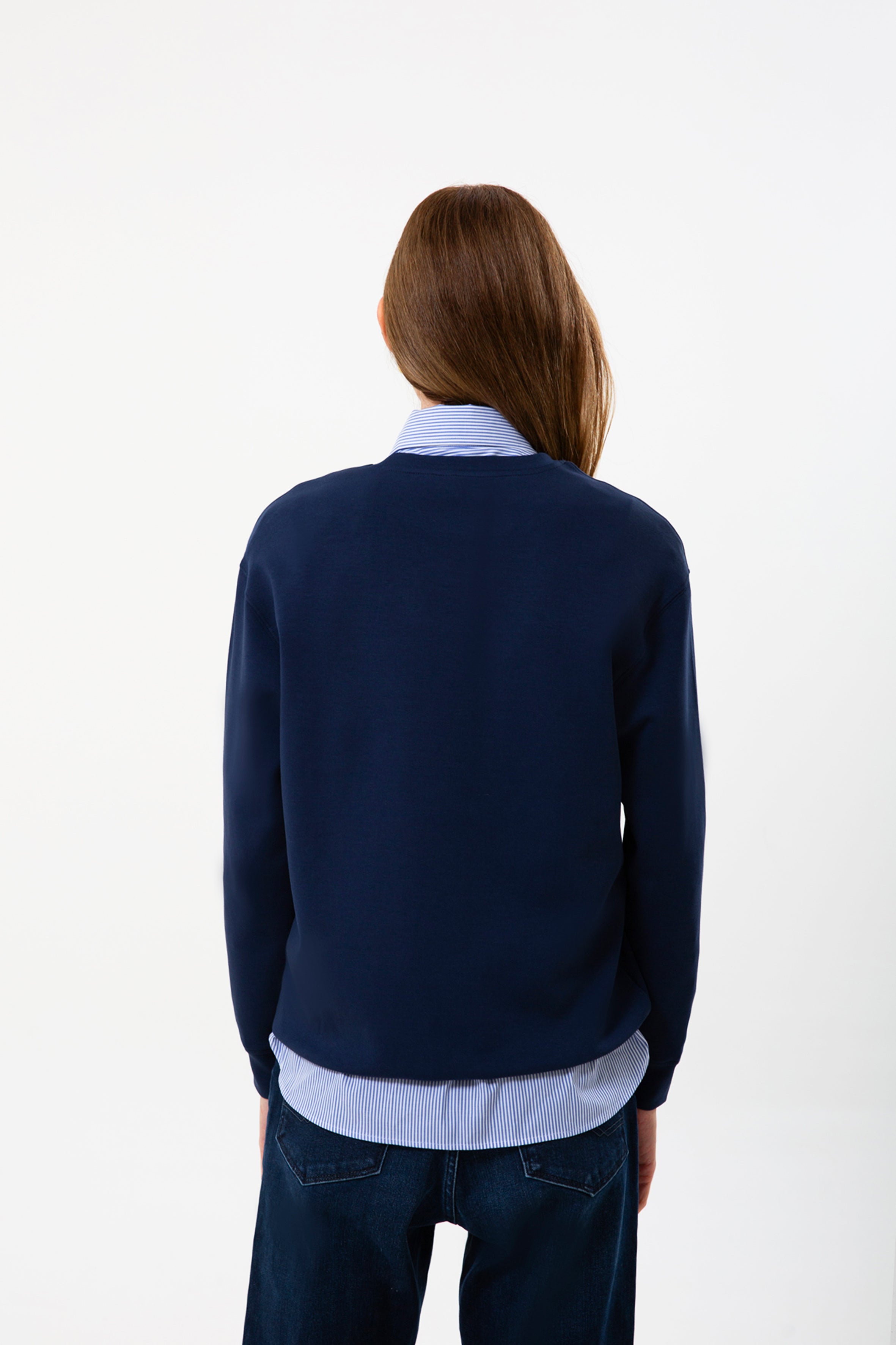 Organik pamuklu dokusuyla yumuşak, hafif ve gün boyu konforlu. Lacivert renginin sakin şıklığı, regular kalıpla birleşerek her kombine kolayca uyum sağlar. Günlük stile ve şehir hayatına rahatça eşlik eden bu sweatshirt, doğal dokusuyla öne çıkan zamansız bir seçim