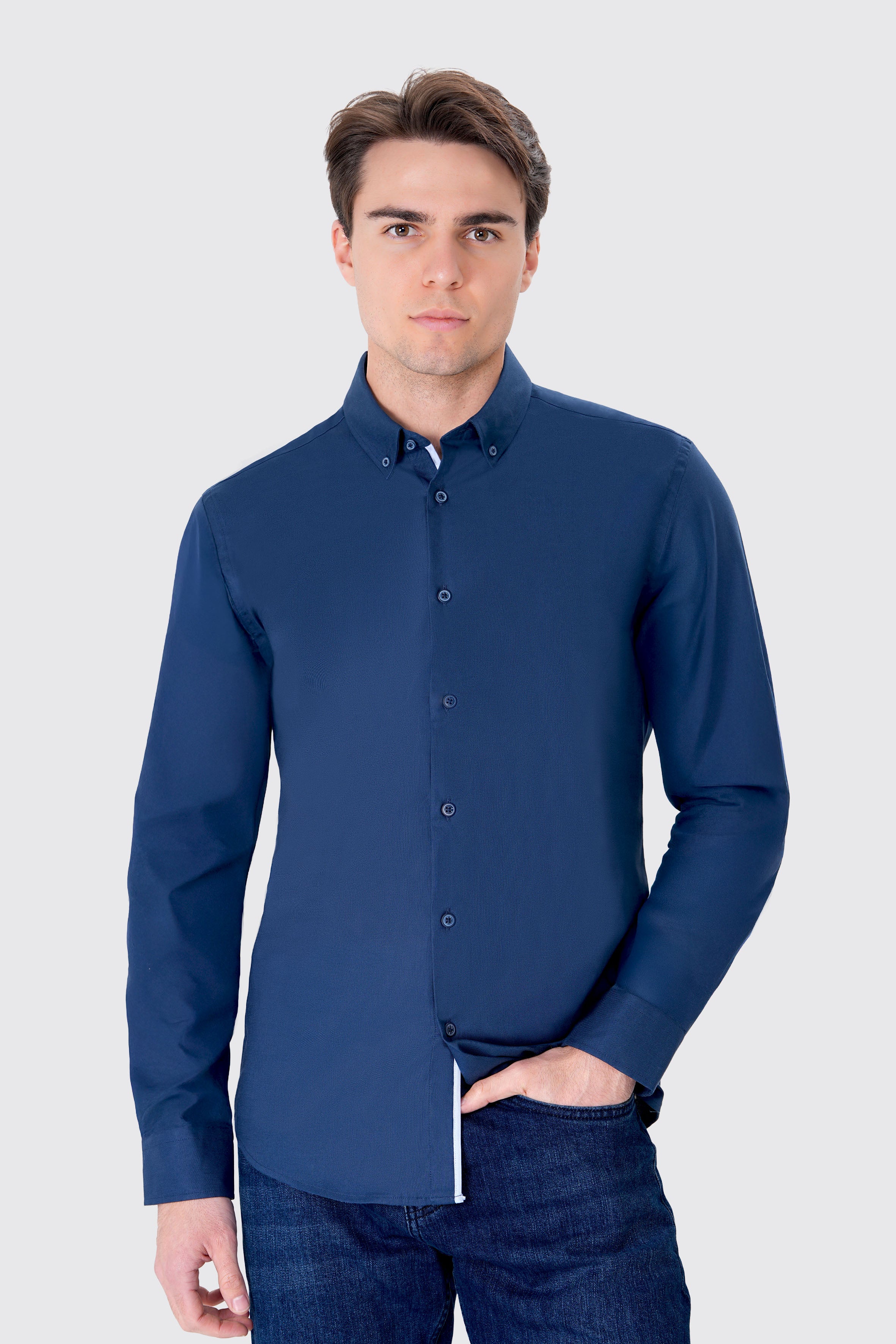 UNIQVIBE lacivert erkek Oxford gömlek, uzun kollu, düğmeli yaka detaylı, %100 pamuk kumaştan üretilmiş şık ve modern bir tasarım. #Renk_Lacivert