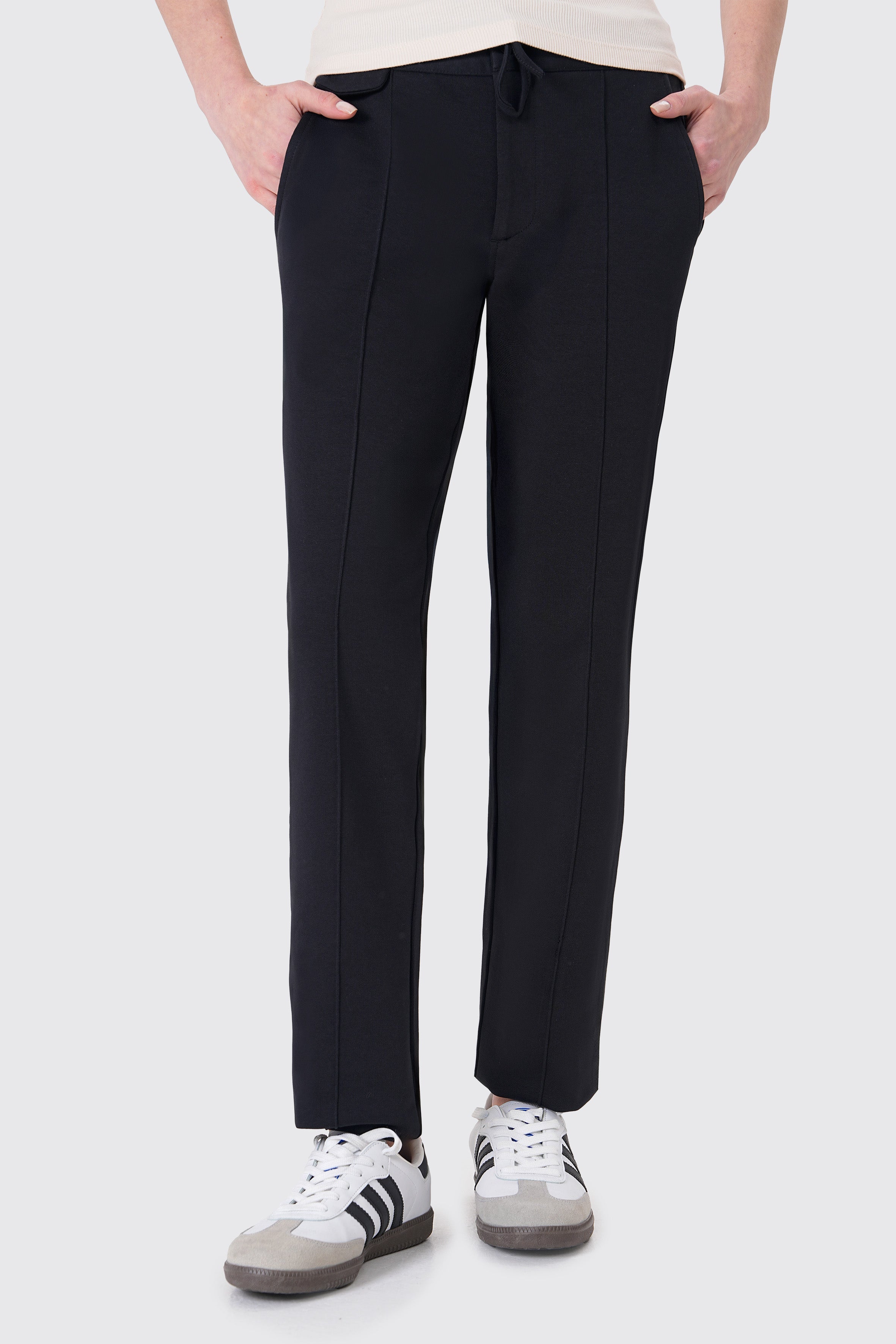 Rahatlık, stil ve sürdürülebilirlik bir arada! %100 organik pamuktan üretilen siyah kadın sweatpant, yumuşak dokusuyla gün boyu konfor sağlarken, modern kesimiyle her kombine uyum sağlar. Hem evde hem dışarıda özgürce hareket etmen için tasarlandı.