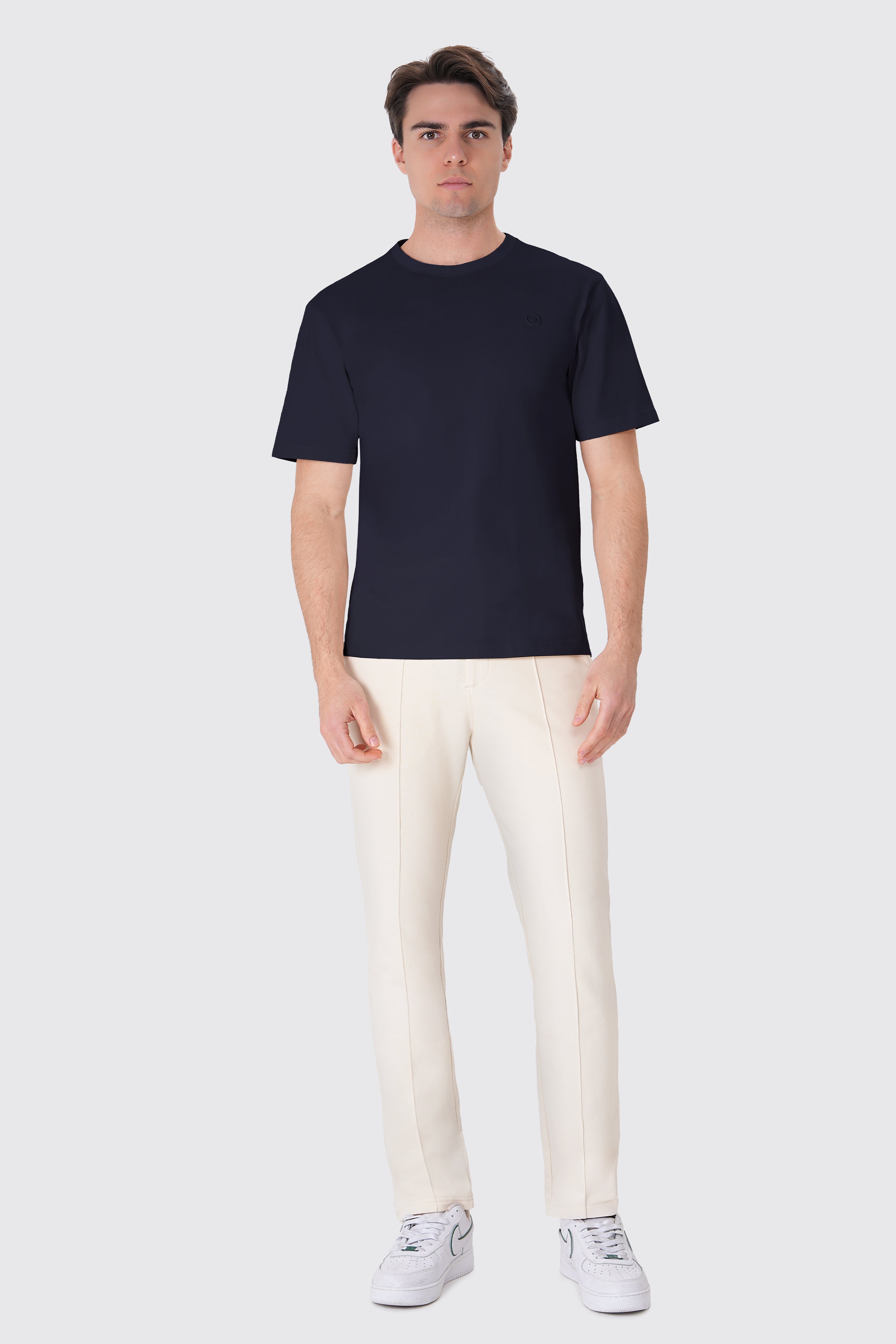 %100 organik pamuktan üretilen krem sweatpant, doğa dostu ve nefes alabilen yapısıyla gün boyu konfor sunar. Yumuşak dokusu ve rahat kesimiyle hem şehirde hem de evde tarzını tamamlar. Sürdürülebilir moda anlayışıyla tasarlanan bu sweatpant, zamansız şıklık ve maksimum rahatlık arayanlar için ideal seçim.
