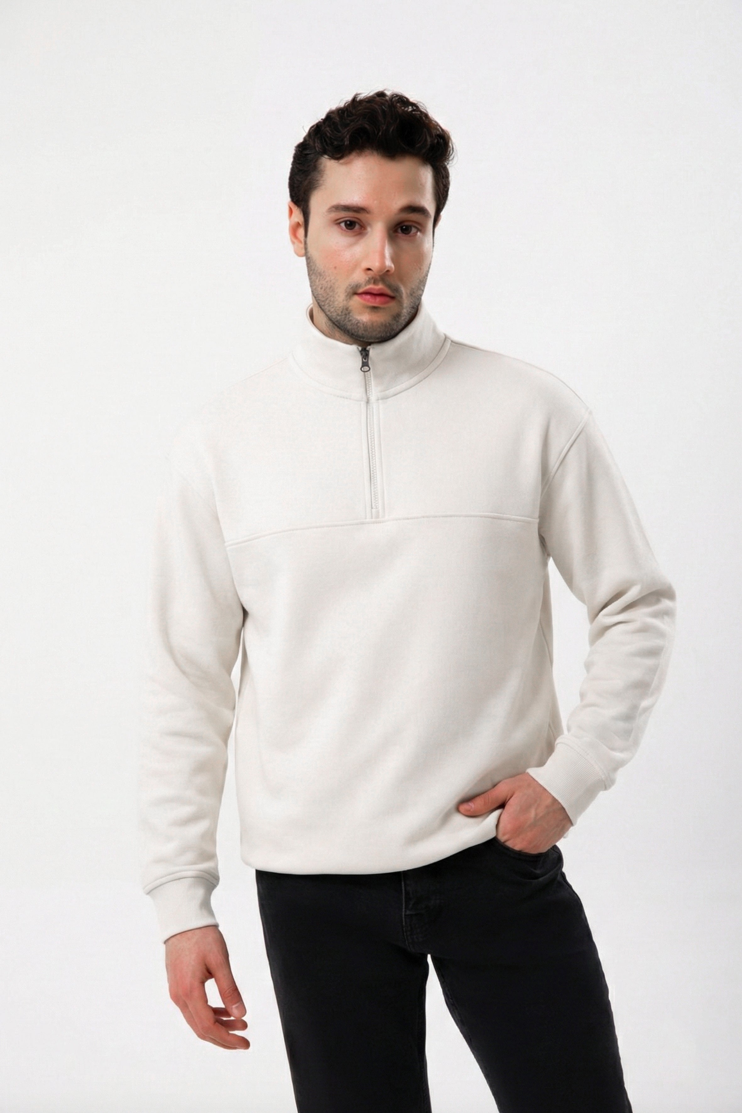 %100 organik pamuk kumaştan üretilmiş taş rengi yarım fermuarlı sweatshirt. Doğal pamuk dokusu sayesinde nefes alabilir, yumuşak ve cilt dostu yapı sunar. Günlük kullanım, rahat stil ve sürdürülebilir moda tercih edenler için ideal organik pamuk erkek sweatshirt modeli. Minimal tasarımı, dik yaka detayı ve modern kesimiyle hem casual kombinlerde hem şehir stilinde kullanılabilir. Organik pamuk yarım fermuarlı sweatshirt, çevre dostu üretim ve konforu bir arada sunar.