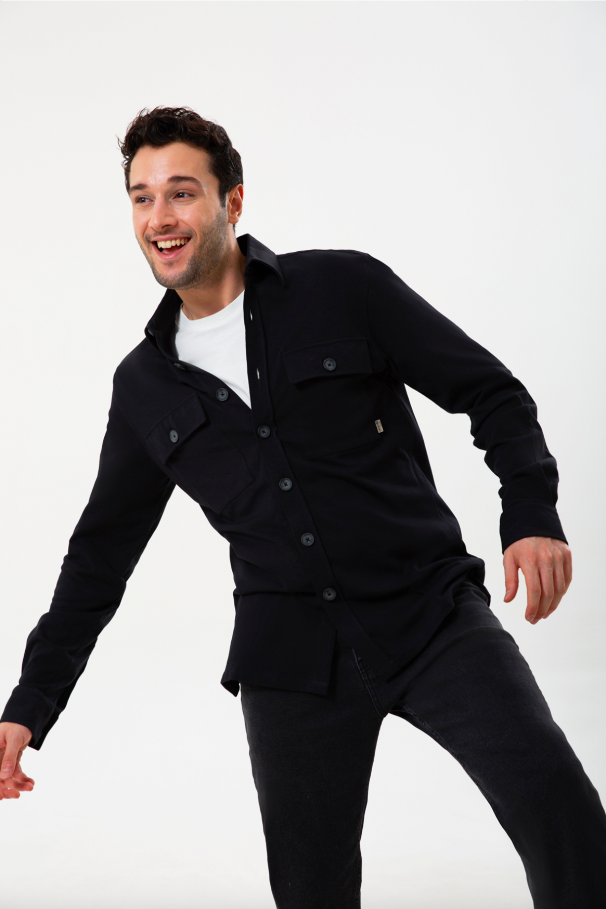 %100 organik pamuktan üretilen siyah regular fit gömlek, doğal dokusu ve sade çizgisiyle hem günlük stile hem ofis şıklığına uyum sağlar. Nefes alan kumaşı sayesinde gün boyu konforlu bir kullanım sunarken, zamansız siyah tonu modern ve kullanışlı bir görünüm yaratır. ‘Organik pamuk gömlek’ ve ‘siyah regular fit gömlek’ aramalarında öne çıkan bu tasarım, doğaya saygılı üretim yaklaşımıyla uzun ömürlü bir alternatif sunar.