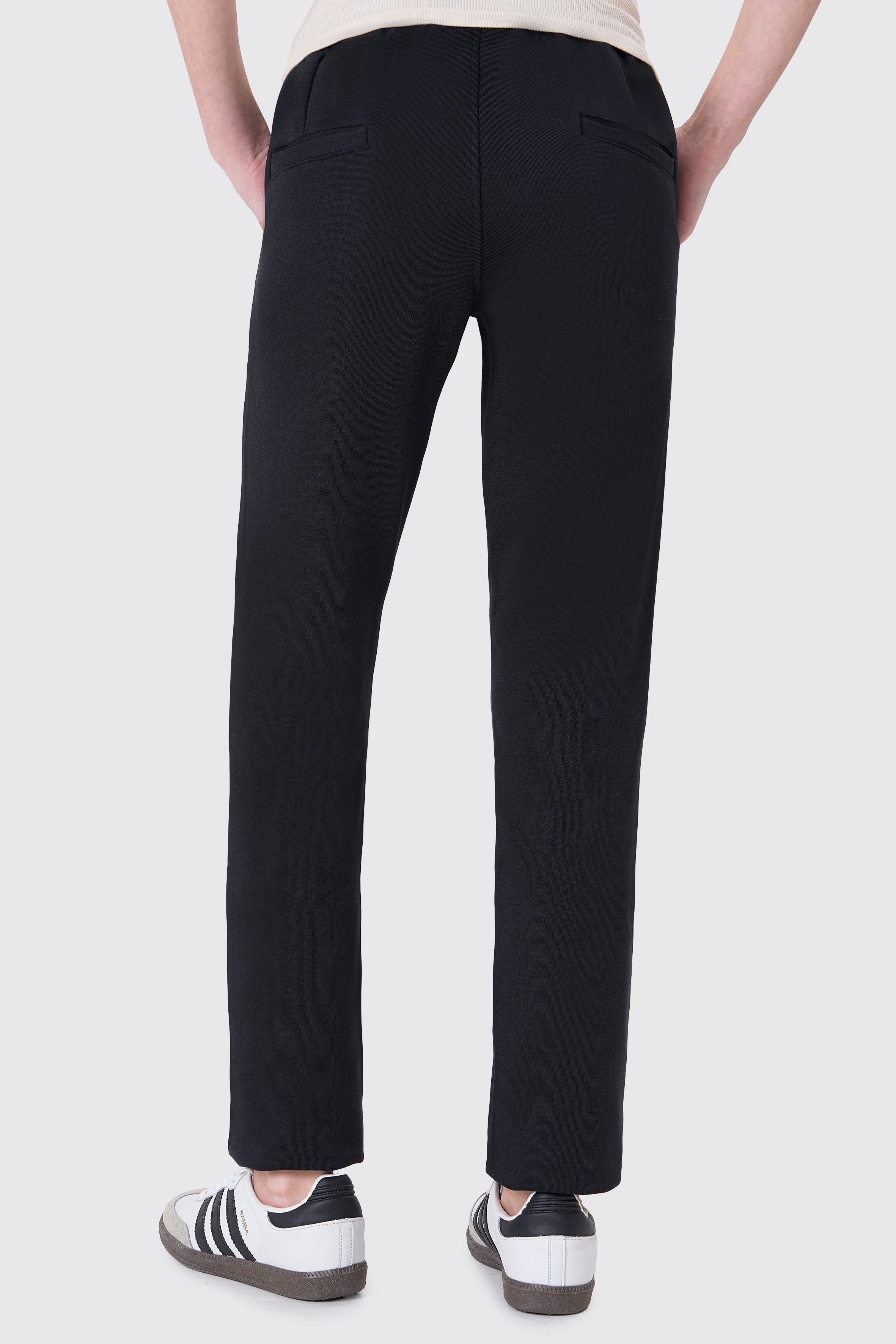 Rahatlık, stil ve sürdürülebilirlik bir arada! %100 organik pamuktan üretilen siyah kadın sweatpant, yumuşak dokusuyla gün boyu konfor sağlarken, modern kesimiyle her kombine uyum sağlar. Hem evde hem dışarıda özgürce hareket etmen için tasarlandı.