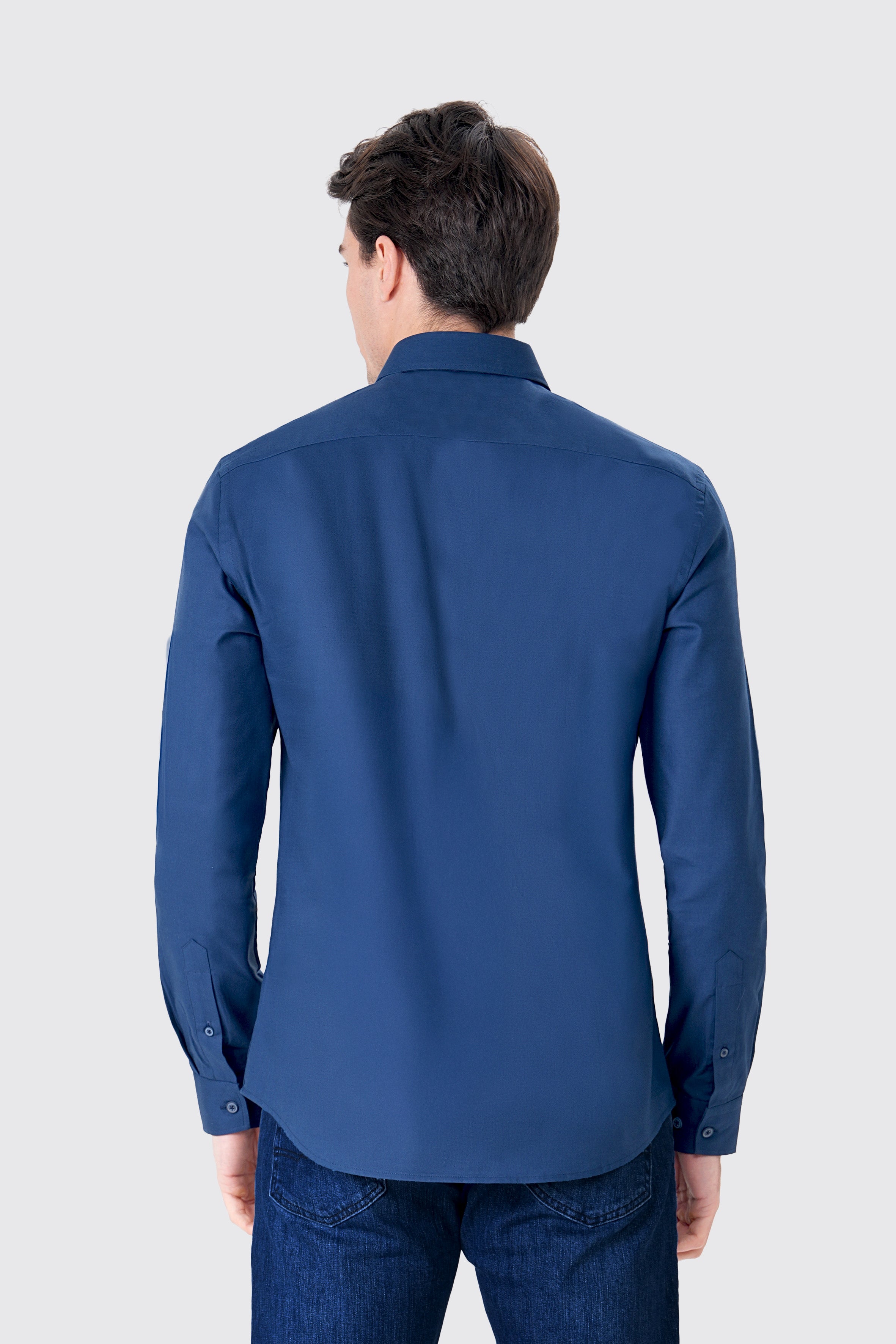 UNIQVIBE lacivert erkek Oxford gömlek, uzun kollu, düğmeli yaka detaylı, %100 pamuk kumaştan üretilmiş şık ve modern bir tasarım. #Renk_Lacivert
